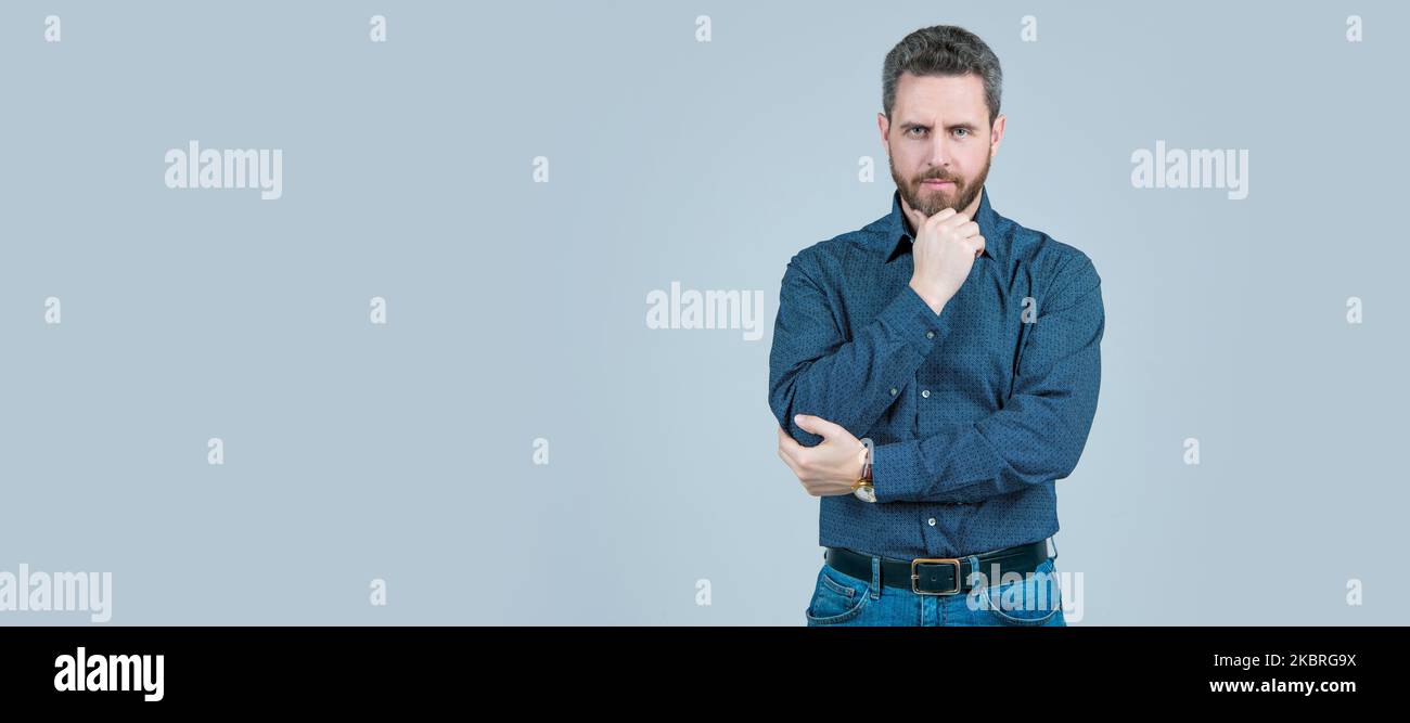 Abbigliamento per l'uomo serio. Uomo bearded pensare sfondo grigio. Aspetto serio. Sostegno del mento. Uomo volto ritratto, banner con spazio copia. Foto Stock