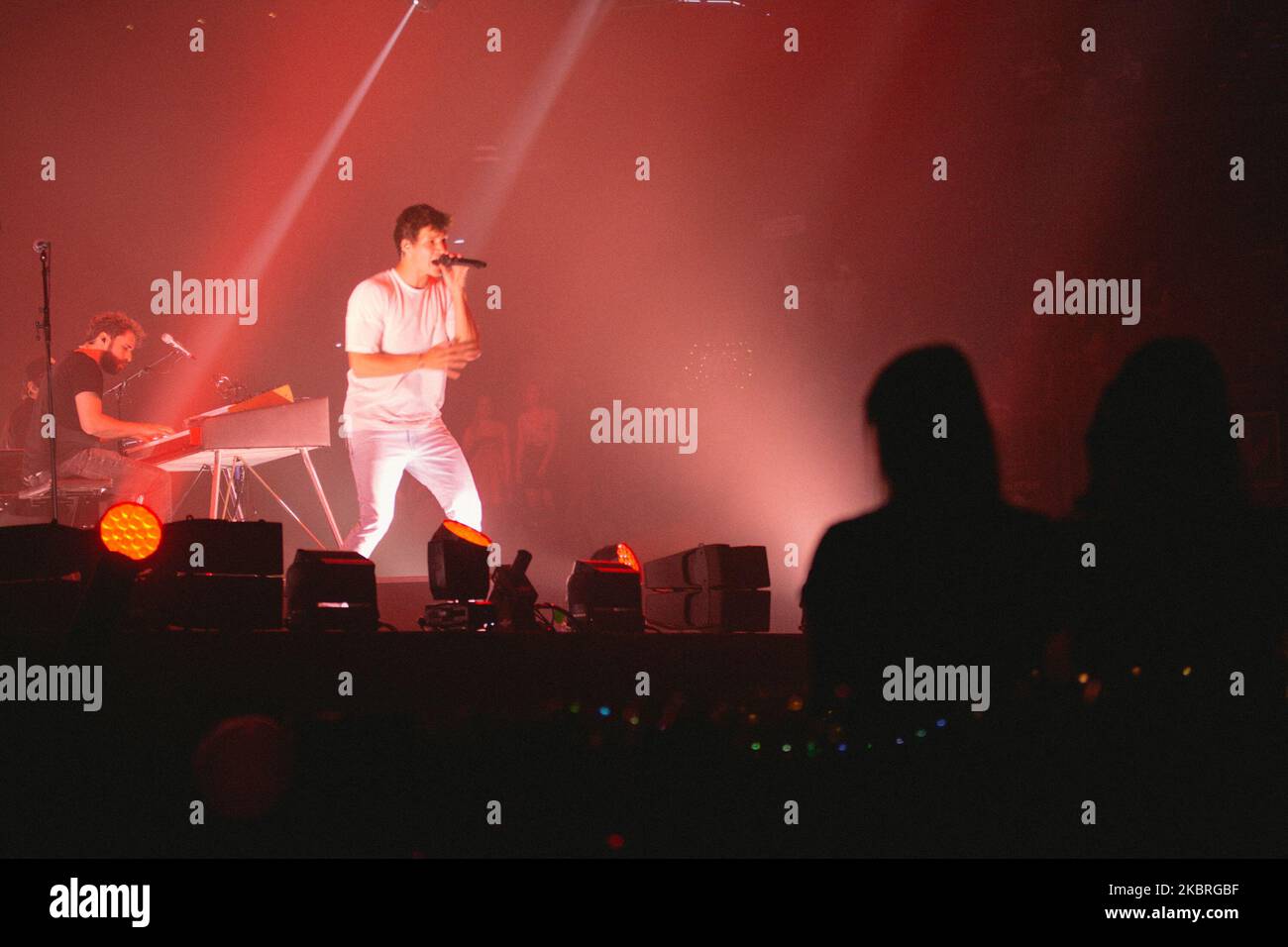 Wincent Weiss si esibirà dal vivo presso la Lanxess Arena, dotata di box in plexiglas davanti al palco. (Foto di Ying Tang/NurPhoto) Foto Stock