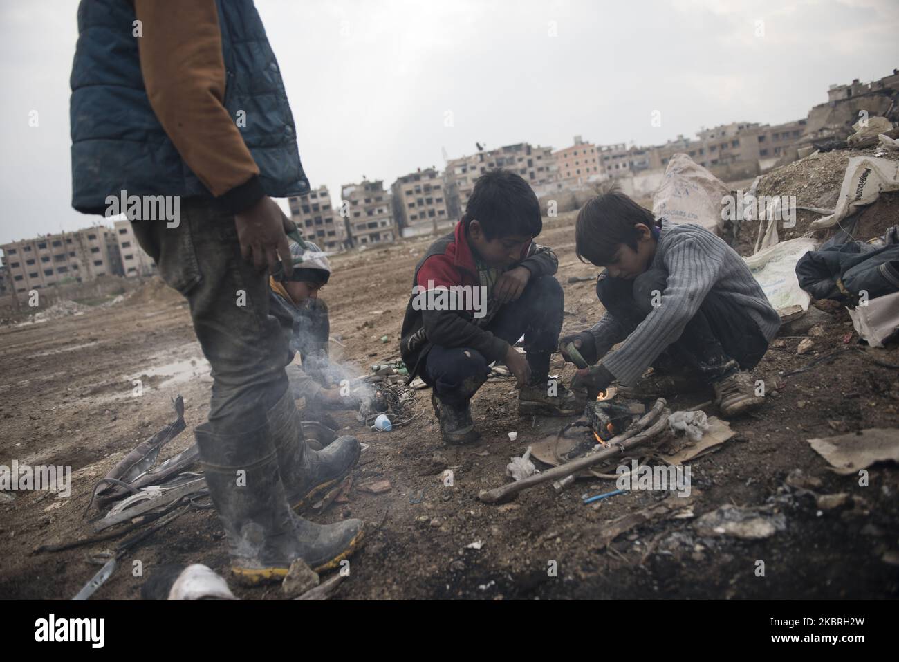 La fase finale di fusione cooper un gruppo di ragazzi a al-Mliha, Damasco, Siria il 2 settembre 2019 fusione del cooper che lo filtrarono da edifici danneggiati. (Foto di Hasan Belal/NurPhoto) Foto Stock