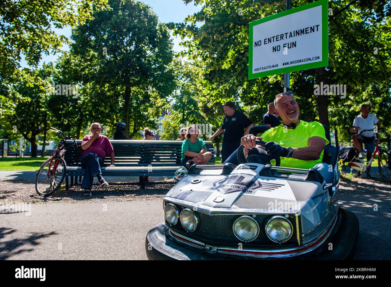 Un uomo sta guidando una vettura paraurti con un cartello, durante la protesta dei lavoratori del settore alberghiero, all'Aia, Paesi Bassi, il 23 giugno 2020. (Foto di Romy Arroyo Fernandez/NurPhoto) Foto Stock