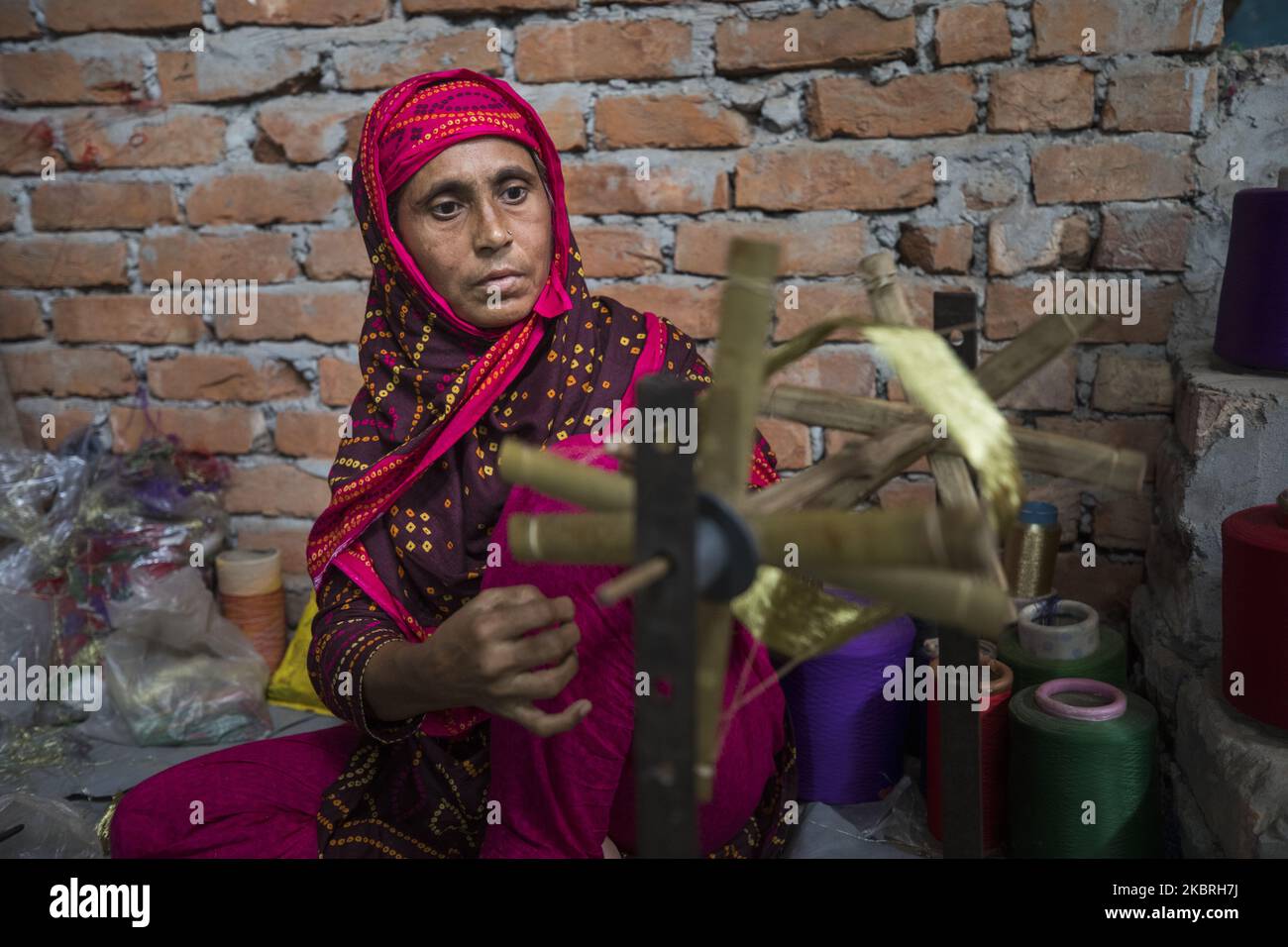 Tessitore di tessitura del telaio a mano che tratta il filato di saree di Banarasi su un factoryat di tessitura tradizionale del telaio a mano di legno Mirpur Banarasi Palli, in Dhaka, Bangladesh il 23 giugno 2020. Banarasi Palli, un mercato ben noto per i diversi tipi di saree tradizionali Banarasi in Bangladesh. (Foto di Ahmed Salahuddin/NurPhoto) Foto Stock