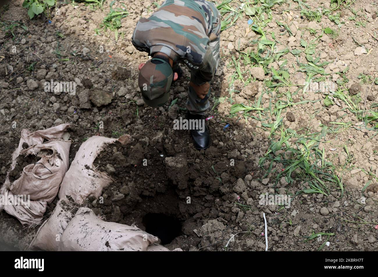 L'esercito indiano martedì ha distrutto due conchiglie inesplose sparate dal Pakistan durante la violazione del cessate il fuoco sabato scorso nella zona NAMBLA di Uri, nel distretto nord del Kashmir Baramulla, Jammu e Kashmir, India, il 23 giugno 2020 (Foto di Nasir Kachroo/NurPhoto) Foto Stock