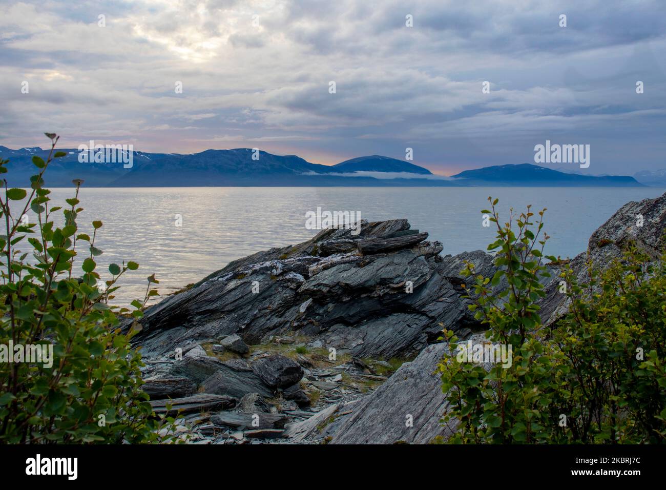 Baia rocciosa al fiordo norvegese Foto Stock