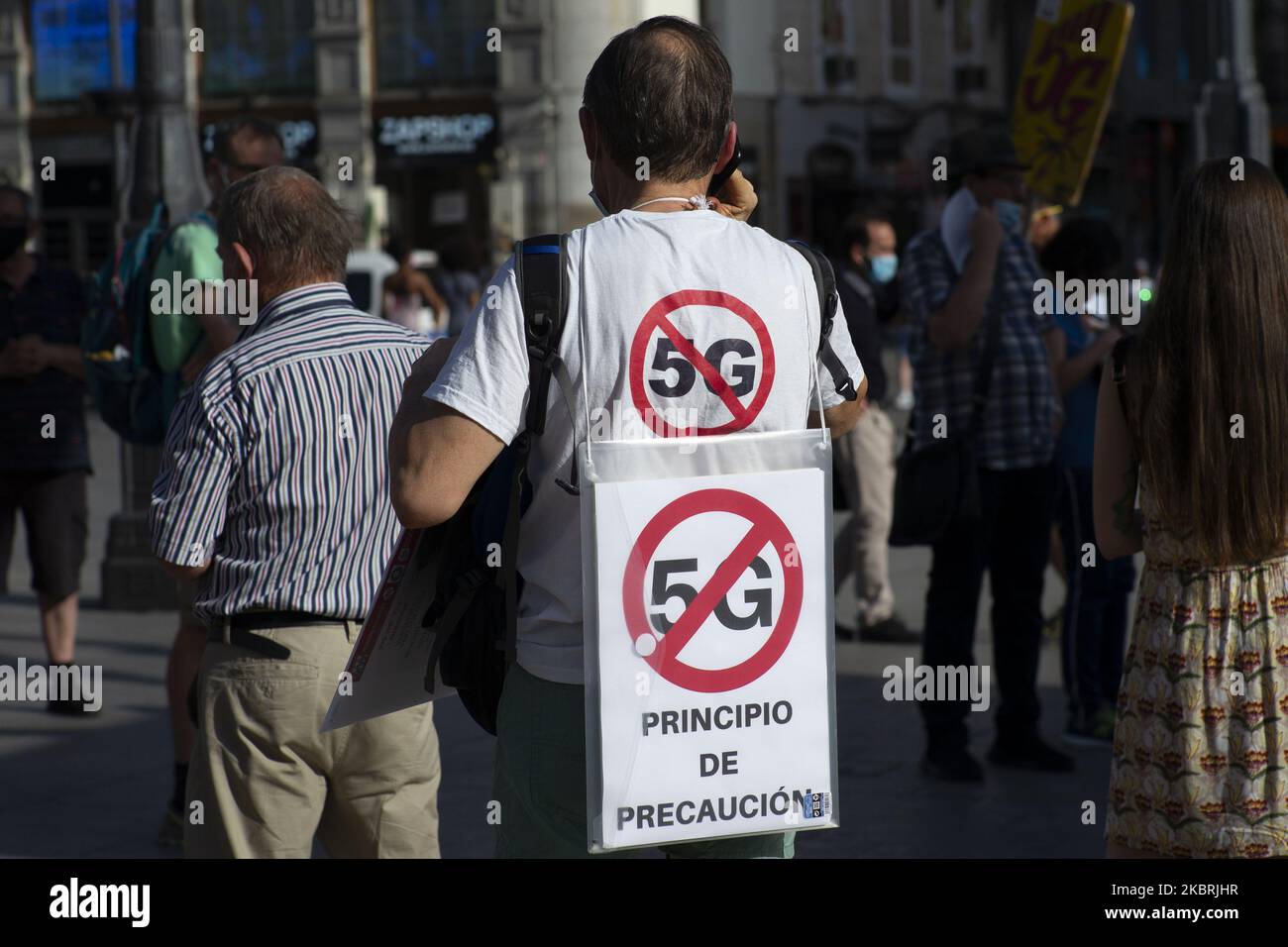 La gente protesta durante la Giornata internazionale contro l'inquinamento elettromagnetico e contro il 5G a Madrid, in Spagna, il 24 giugno 2020. (Foto di Oscar Gonzalez/NurPhoto) Foto Stock