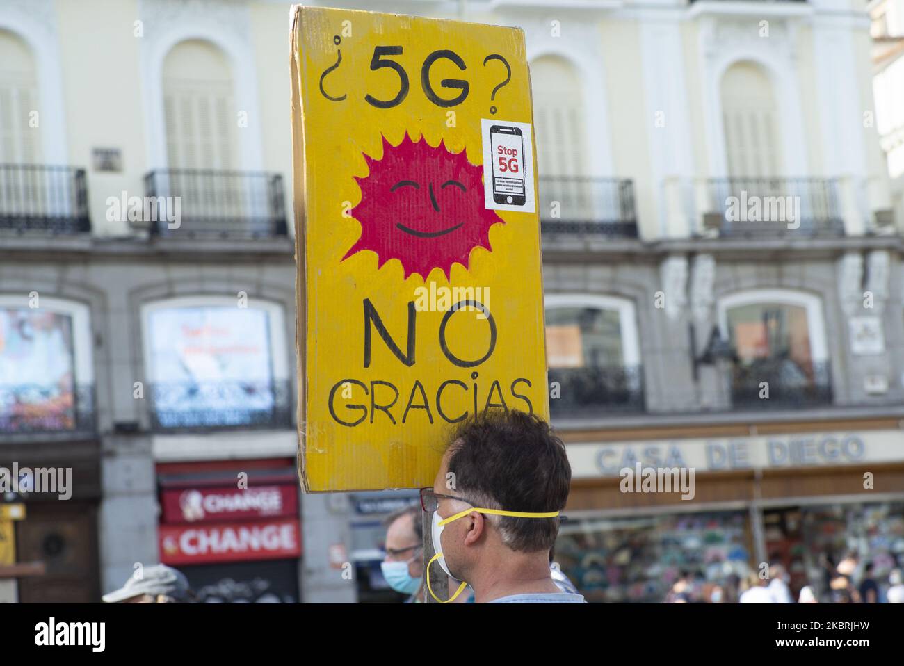 La gente protesta durante la Giornata internazionale contro l'inquinamento elettromagnetico e contro il 5G a Madrid, in Spagna, il 24 giugno 2020. (Foto di Oscar Gonzalez/NurPhoto) Foto Stock