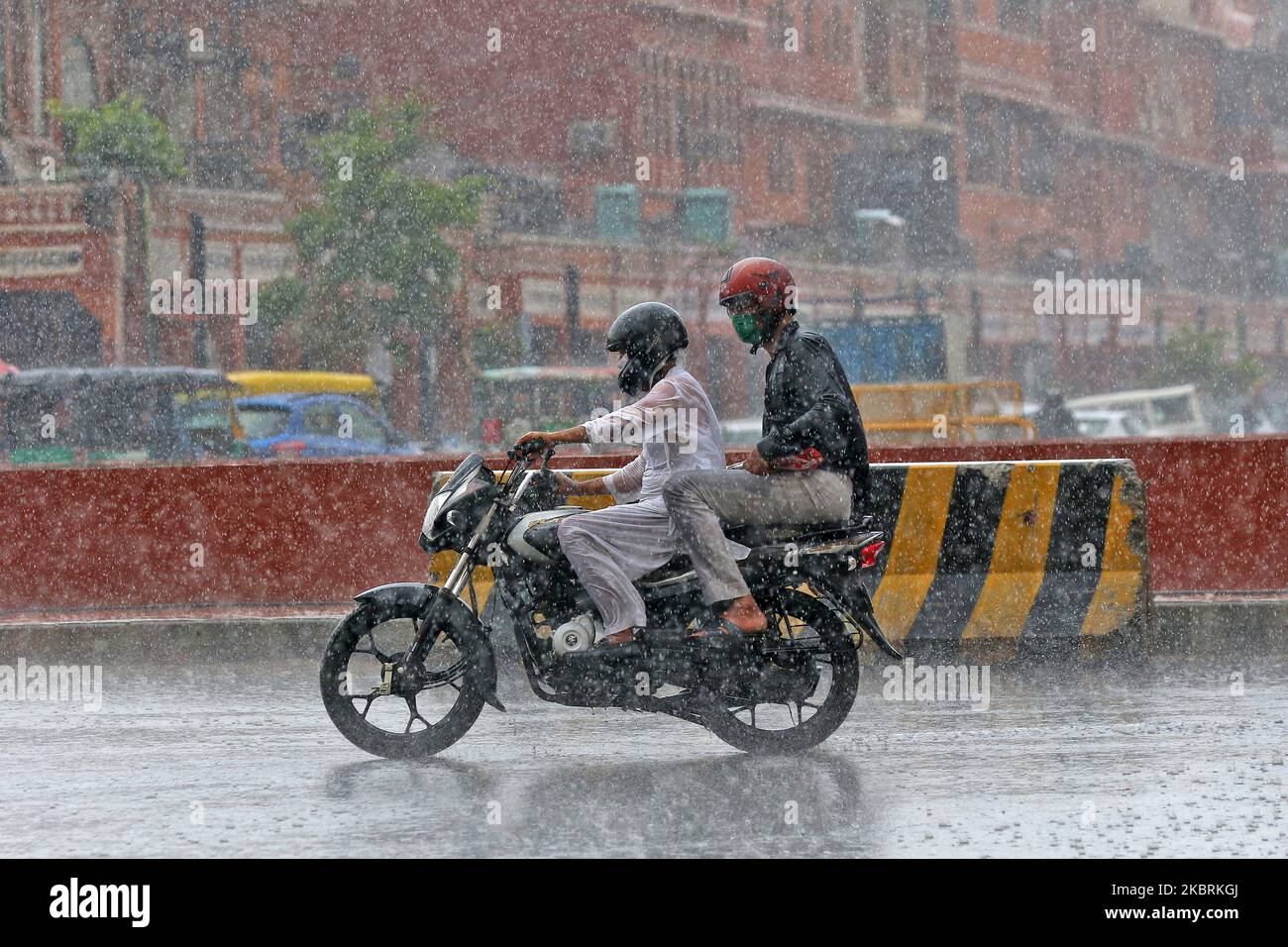 I pendolari si muovono attraverso la pioggia pesante alla città murata a Jaipur, Rajasthan,India,Giovedi, Giugno 25, 2020.(Photo by Vishal Bhatnagar/NurPhoto) Foto Stock