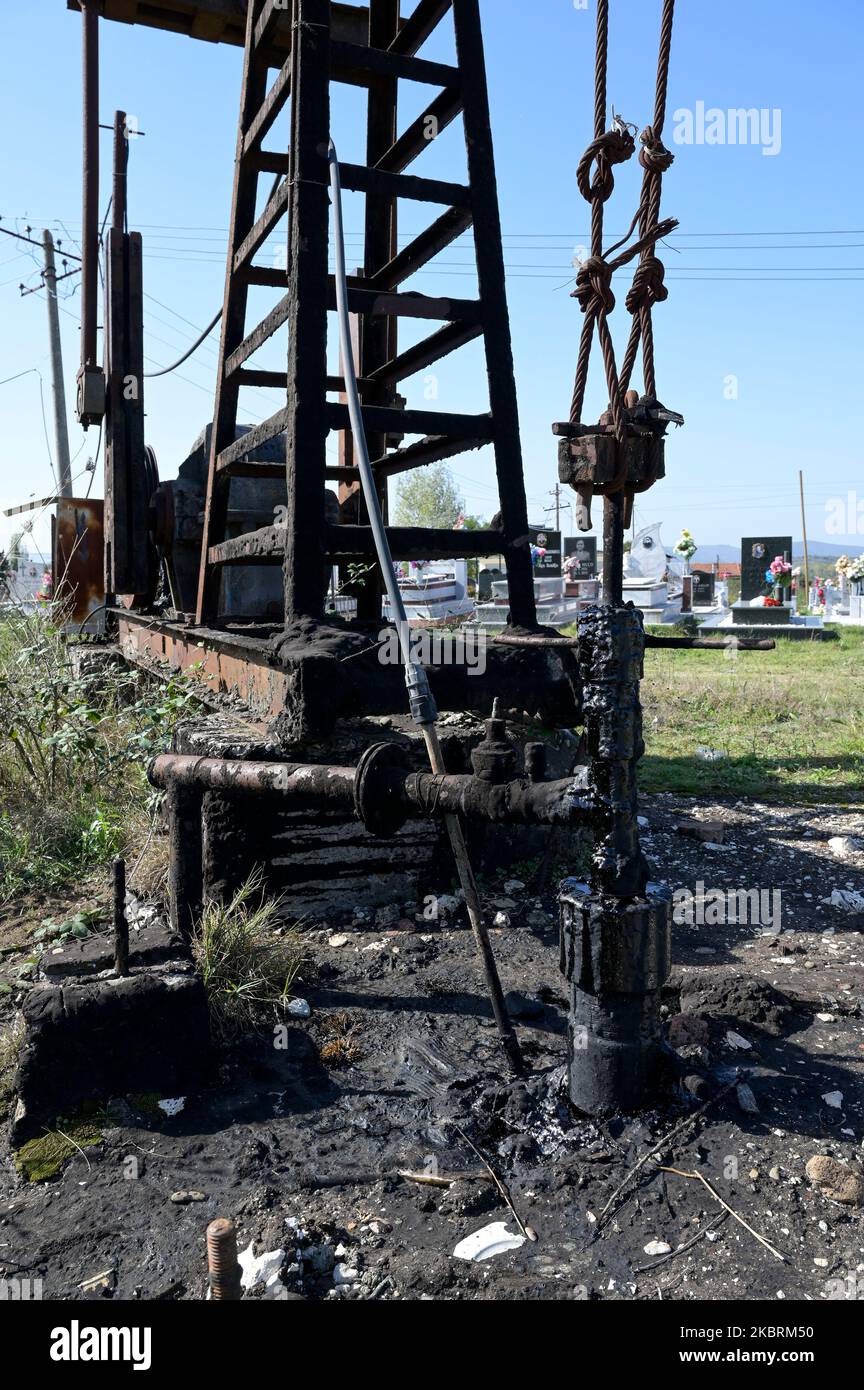 ALBANIA, Kucova, nominata città di Stalin dal 1950 to1991, giacimento di petrolio greggio e vecchia pompa di perforazione al cimitero, ancora funzionante e inquinante l'ambiente / ALBANIEN, Kucova, von 1950 bis 1991 Qyteti Stalin, Stalinstadt, Erdoelfoerderung, alte Oelfoerderpumpe, die heute noch zur Ölförderung in Betrieb sind, Friedeinem Foto Stock