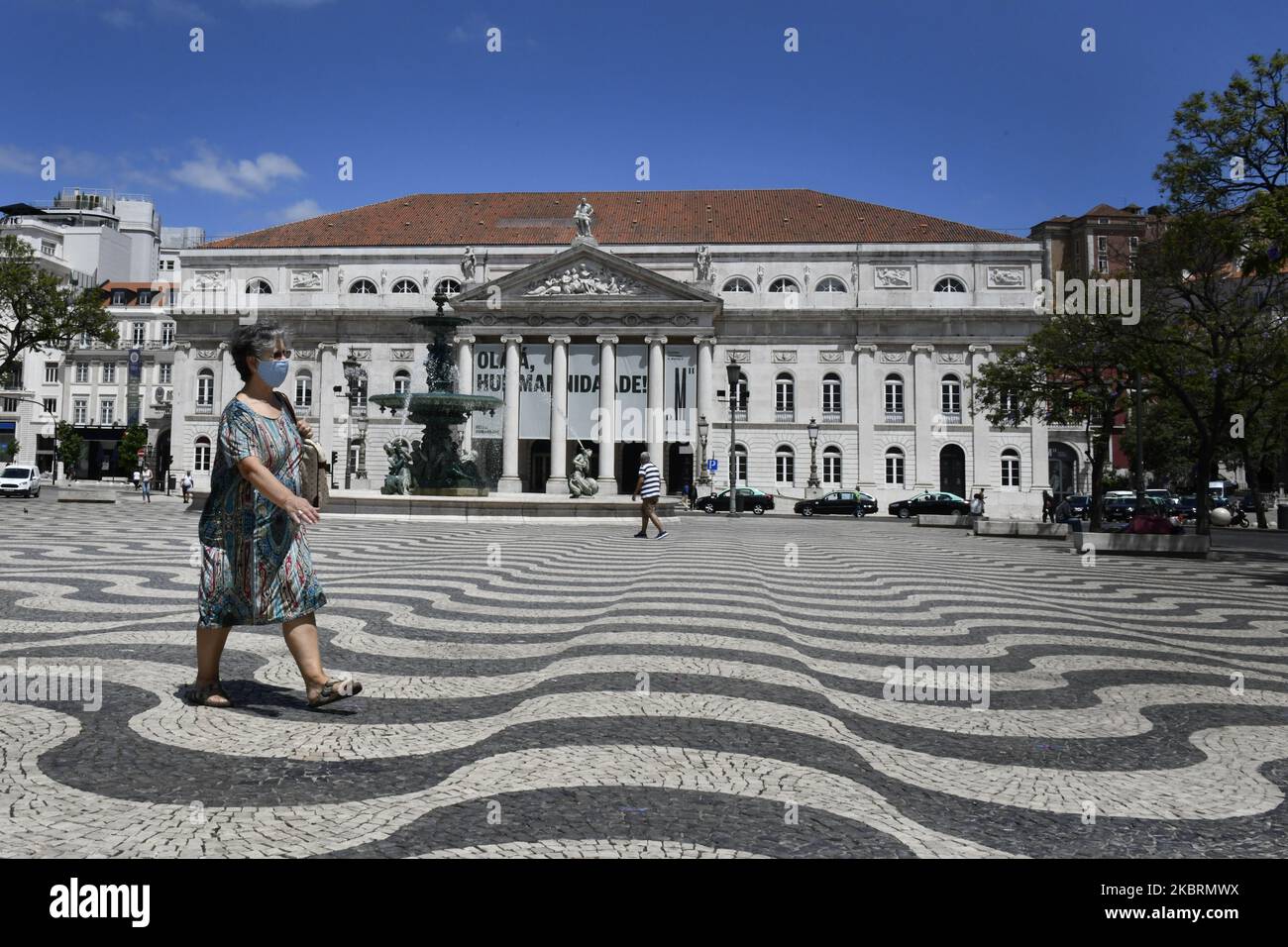 Una persona che indossa una maschera protettiva cammina attraverso un quartiere di Lisbona, 26 giugno 2020. Il Portogallo apre la stagione estiva con tre fasi: Allarme, emergenza e ritiro per prevenire la diffusione del COVID-19, che continua ad espandersi nell'area metropolitana di Lisbona, dove la maggior parte del contagio è concentrata. (Foto di Jorge Mantilla/NurPhoto) Foto Stock