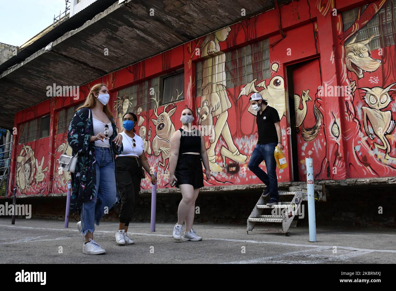 Persone che indossano maschere protettive camminano attraverso un quartiere di Lisbona, 26 giugno 2020. Il Portogallo apre la stagione estiva con tre fasi: Allarme, emergenza e ritiro per prevenire la diffusione del COVID-19, che continua ad espandersi nell'area metropolitana di Lisbona, dove la maggior parte del contagio è concentrata. (Foto di Jorge Mantilla/NurPhoto) Foto Stock