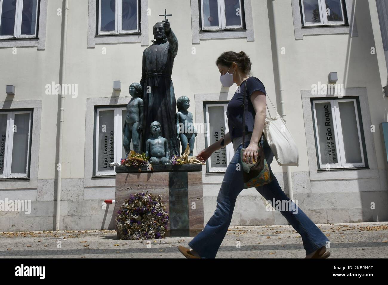 Una persona che indossa una maschera protettiva cammina attraverso un quartiere di Lisbona, 26 giugno 2020. Il Portogallo apre la stagione estiva con tre fasi: Allarme, emergenza e ritiro per prevenire la diffusione del COVID-19, che continua ad espandersi nell'area metropolitana di Lisbona, dove la maggior parte del contagio è concentrata. (Foto di Jorge Mantilla/NurPhoto) Foto Stock