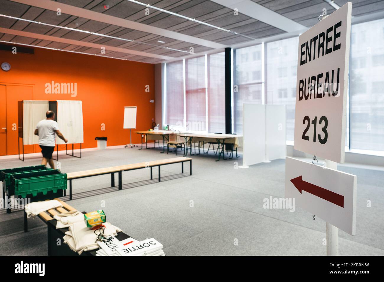 Vista su una camera sul sito del centro di voto Paul Ricoeur. I segnali indicano la direzione dei seggi. Francia, Rennes, 26 giugno 2020. (Foto di Vernault Quentin/NurPhoto) Foto Stock