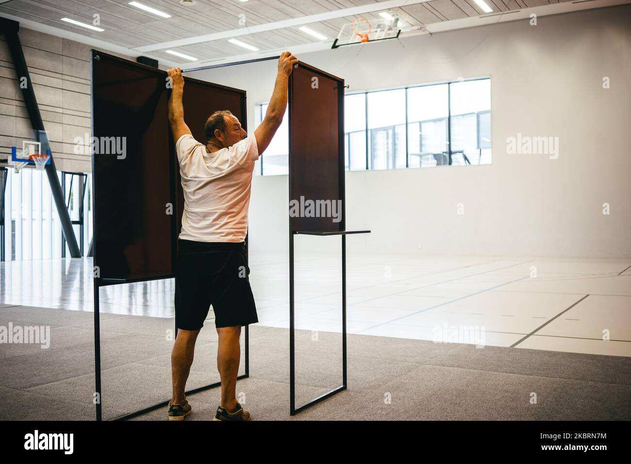 Cabine di voto istituite da volontari dipendenti comunali durante la preparazione del secondo turno di elezioni comunali sul sito del centro di voto Paul Ricoeur. Francia, Rennes, 26 giugno 2020. (Foto di Vernault Quentin/NurPhoto) Foto Stock