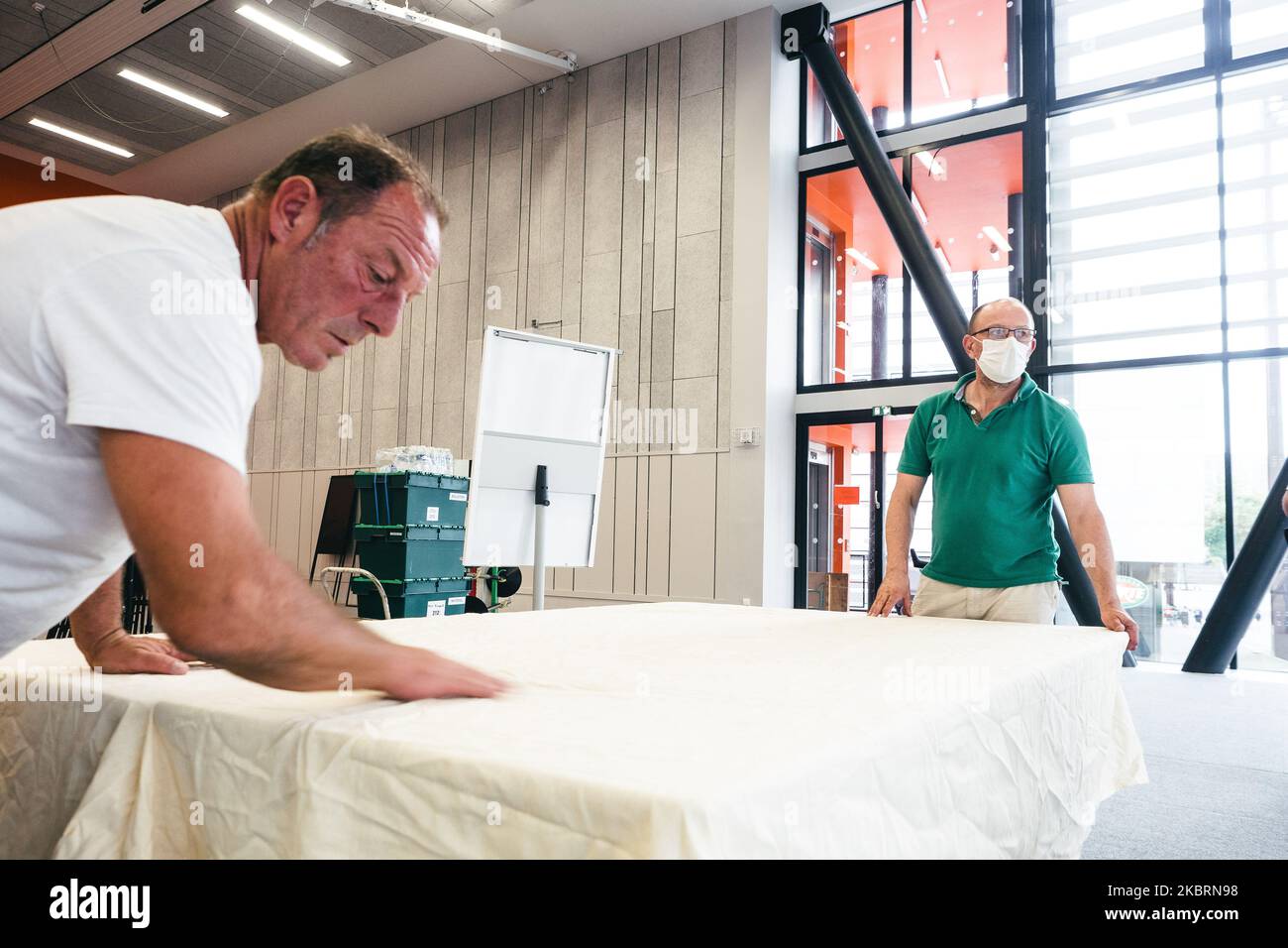 I dipendenti comunali preparano i tavoli per il secondo turno delle elezioni comunali sul sito del centro di voto Paul Ricoeur. Francia, Rennes, 26 giugno 2020. (Foto di Vernault Quentin/NurPhoto) Foto Stock