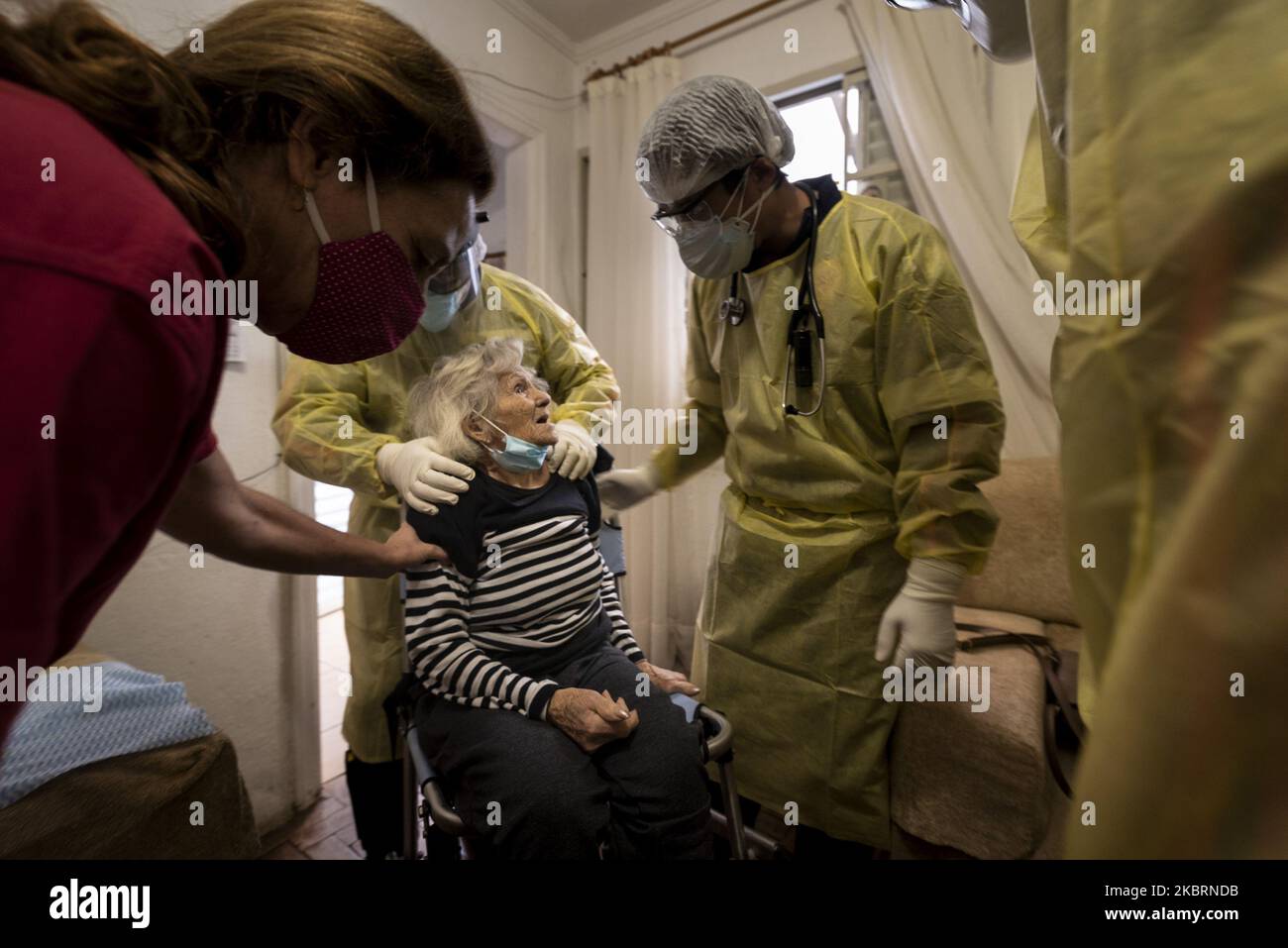 Lazara Ferraz, 97 anni, viene salvato dal team Samu (servizio di assistenza mobile di emergenza) sentendosi senza fiato, debole e pallido, giugno 20th. I professionisti della salute hanno scoperto che aveva una bassa saturazione del sangue di ossigeno e la hanno portata in ospedale, dove le è stato diagnosticato il Covid-19 e successivamente portato all'Anhembi Campain Hospital. A causa della diffusione del nuovo coronavirus, medici, infermieri e conducenti devono indossare sempre i DPI. "Chiunque è sospettato di avere il virus, questo è il concetto di pandemia", spiega l'infermiera Renata Soares (Foto di Gustavo basso/NurPhoto) Foto Stock