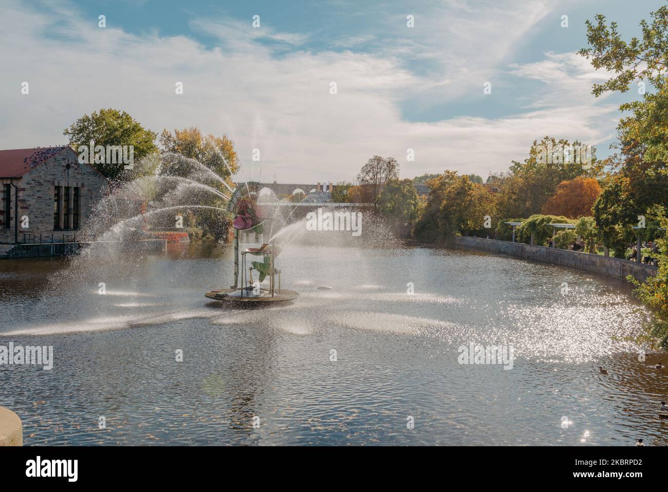 Città fontana nella Città Vecchia europea Bietigheim-Bissingen in Germania. Il Parco cittadino di Bietigheim-Bissingen, Baden-Wuerttemberg, Germania, Europa. Autunno Foto Stock