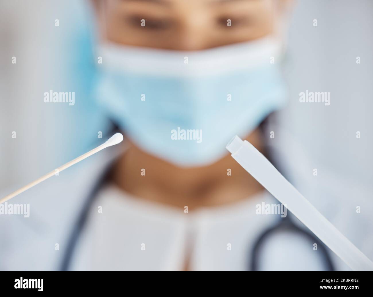 Covid, salute e test medico con tampone per naso o gola, medico e maschera per la sicurezza in ospedale, infezione e malattia in sanità. Medicina in Foto Stock