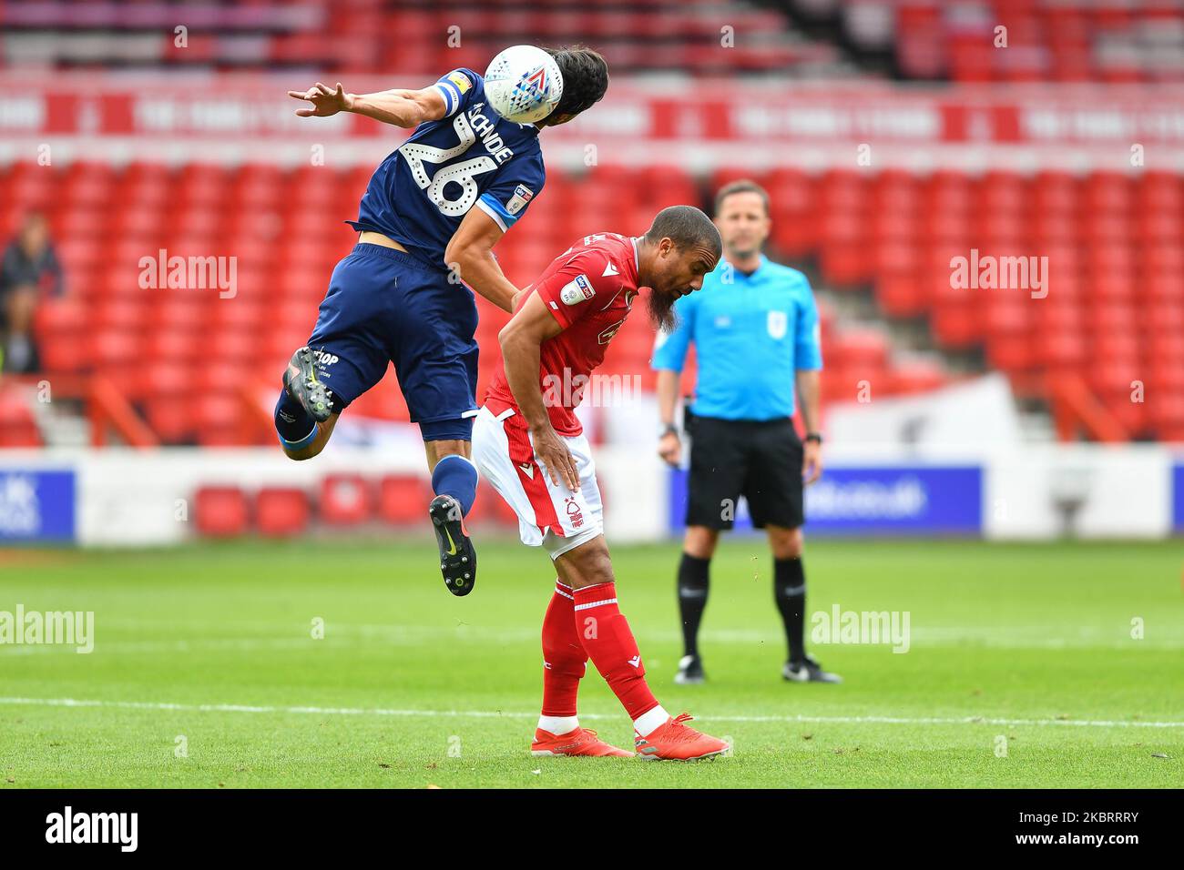 Christopher Schindler (26) di Huddersfield Town combatte con Lewis Grabban (7) di Nottingham Forest durante la partita del campionato Sky Bet tra Nottingham Forest e Huddersfield Town presso il City Ground, Nottingham, Inghilterra il 28 giugno 2020. (Foto di Jon Hobley/MI News/NurPhoto) Foto Stock