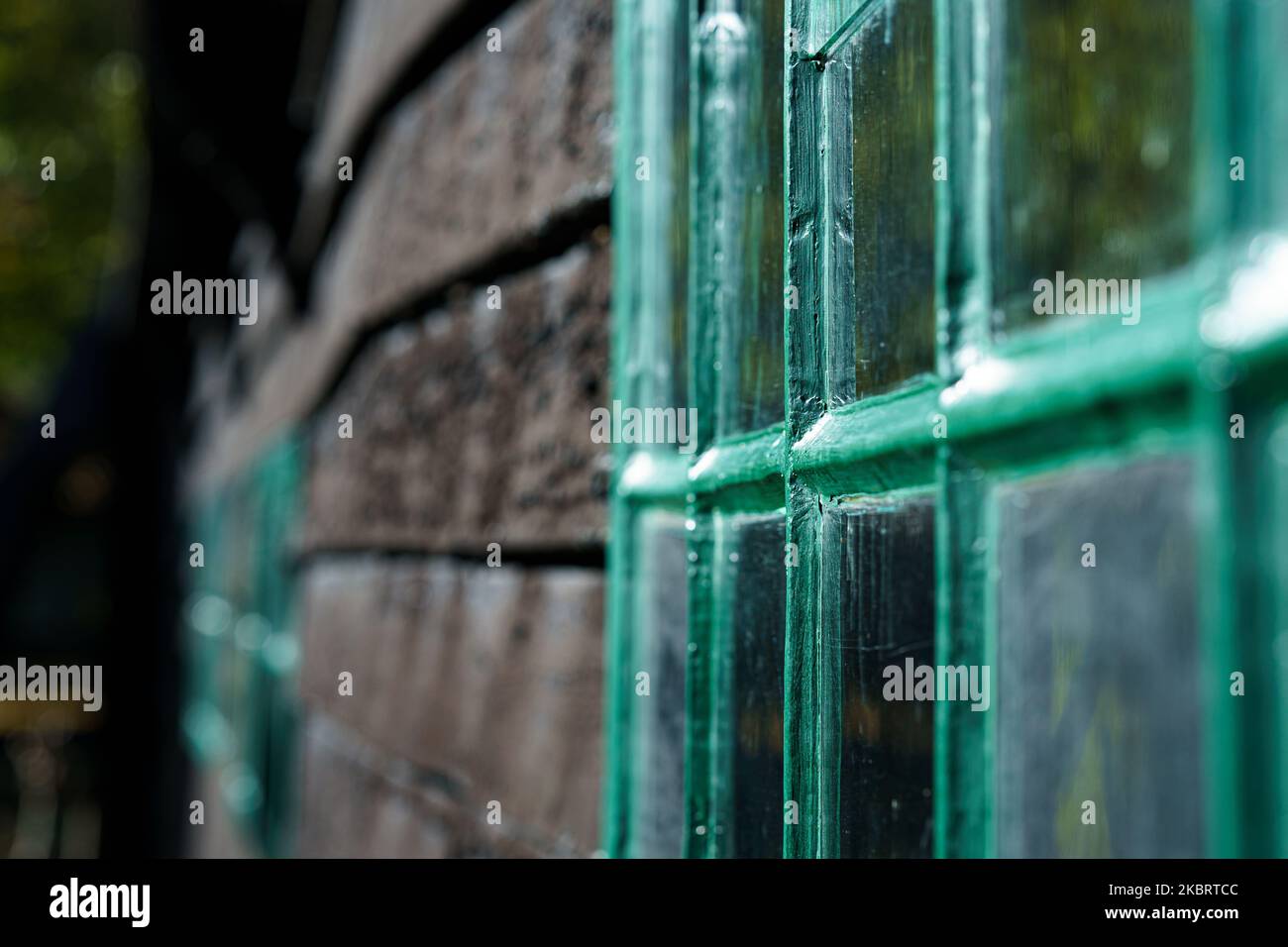 Vista laterale di tavole di legno con caratteristica finestra dipinta di verde con tipico piccolo autentico svedato Foto Stock