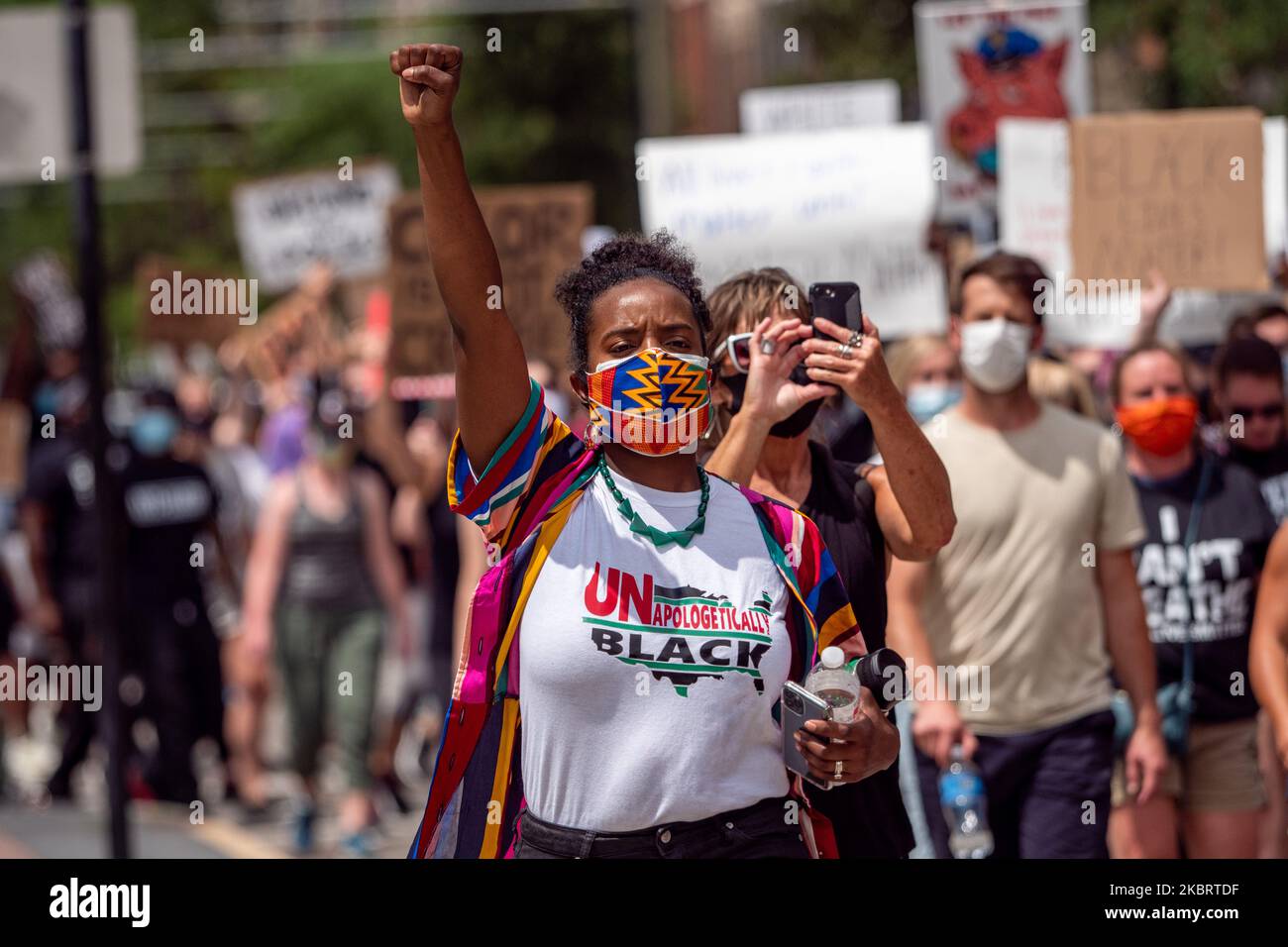 Una donna tiene il pugno in aria mentre lei marcia durante un raduno Black Lives Matter e marcia chiedendo giustizia razziale in seguito agli omicidi di George Floyd e Breonna Taylor, sabato 28 giugno 2020, a Cincinnati, Ohio, Stati Uniti. (Foto di Jason Whitman/NurPhoto) Foto Stock