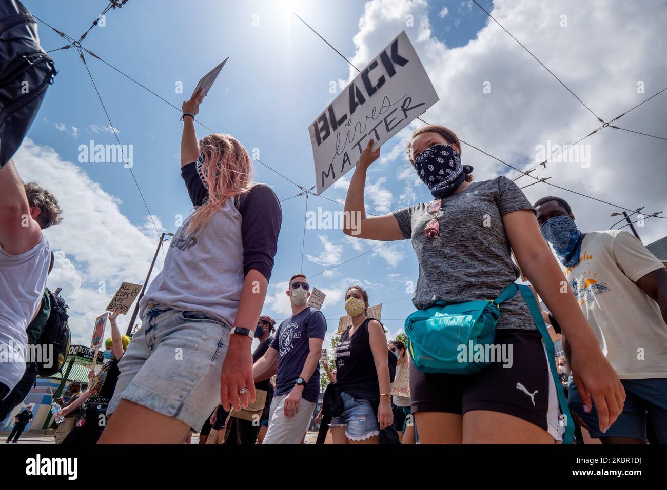 I dimostranti marciano dalla Music Hall al tribunale della contea di Hamilton durante un raduno di Black Lives Matter e marciano chiedendo giustizia razziale in seguito agli omicidi di George Floyd e Breonna Taylor, sabato 28 giugno 2020, a Cincinnati, Ohio, Stati Uniti. (Foto di Jason Whitman/NurPhoto) Foto Stock