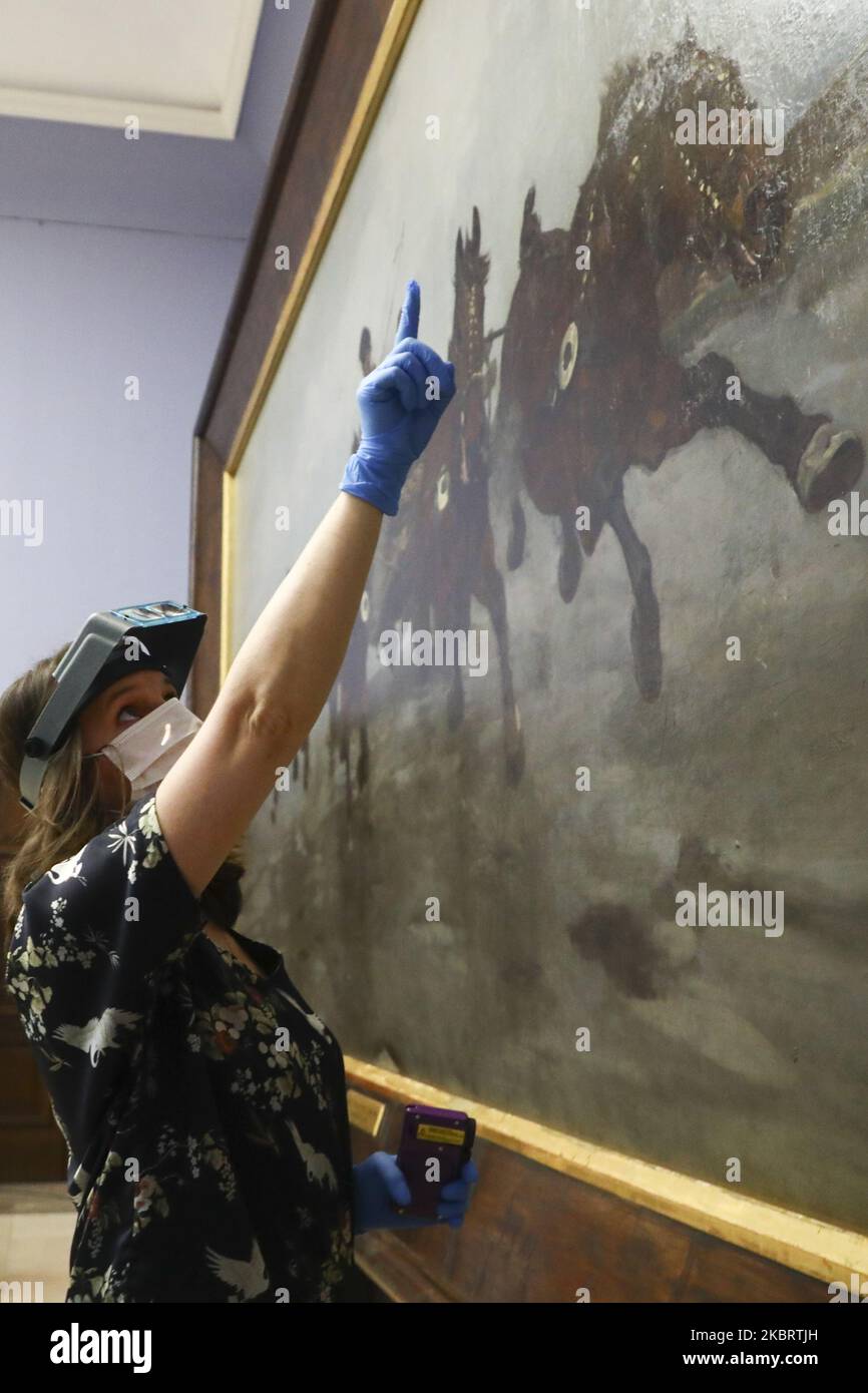 Il dipinto di Jozef Chelmonski 'Team of Four' è stato esaminato da specialisti per essere restaurato di fronte ai visitatori della Galleria d'Arte Polacca del 19th° secolo nel Sukiennice, una divisione del Museo Nazionale. Cracovia, Polonia il 29 giugno 2020. La pittura di Chelmonski è l’esempio più noto e più frequentemente citato dei massimi successi del naturalismo nelle pitture polacche. Questa tela di grande formato raffigura una squadra di quattro cavalli che si strappano verso gli spettatori mentre guidati con passione da un contadino ucraino. Il dipinto non verrà spostato durante la conservazione. I visitatori saranno in grado di watc Foto Stock