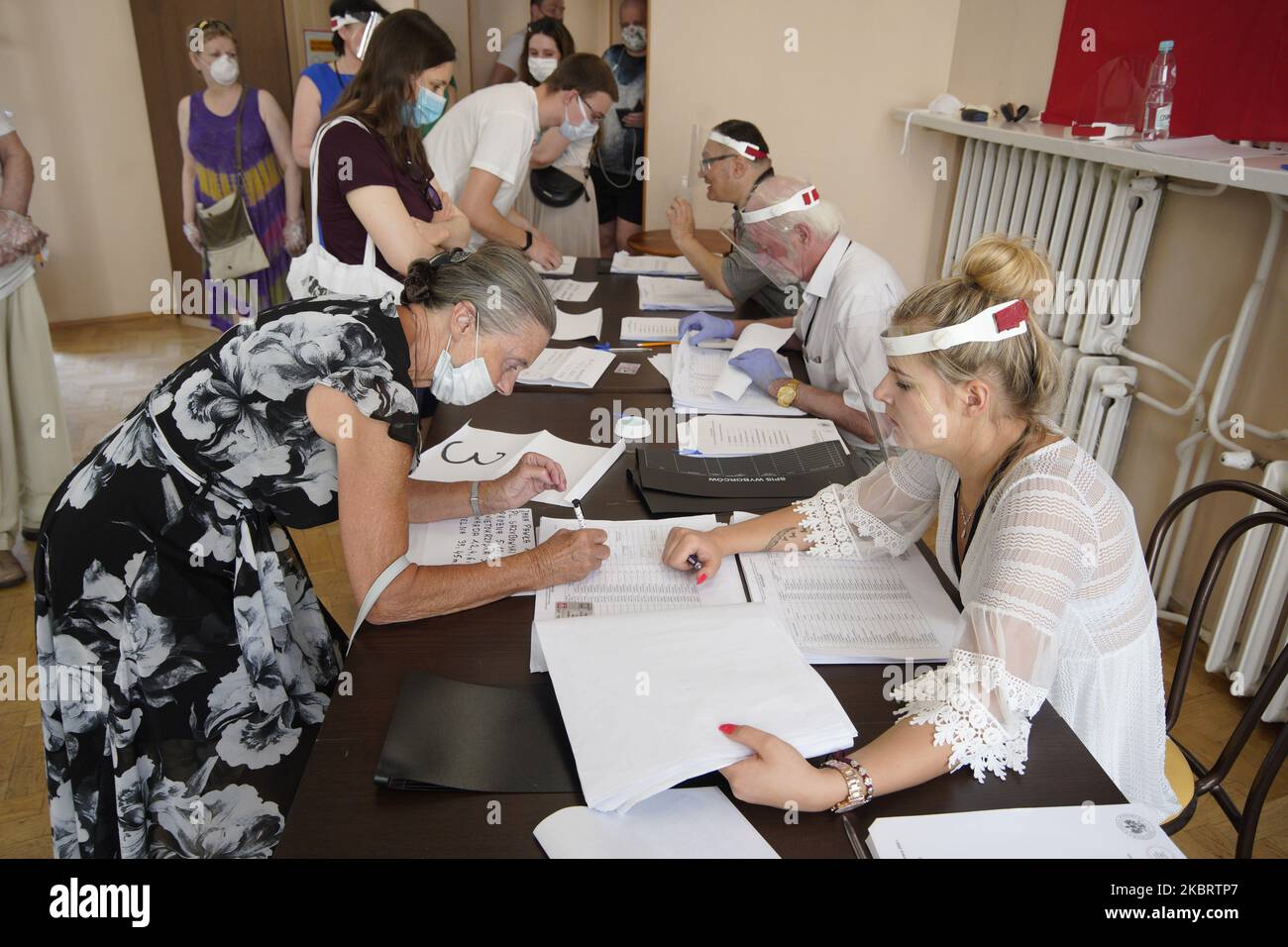 Una donna si registra per votare in una stazione di voto il 28 giugno 2020 a Varsavia, Polonia. (Foto di Jaap Arriens/NurPhoto) Foto Stock