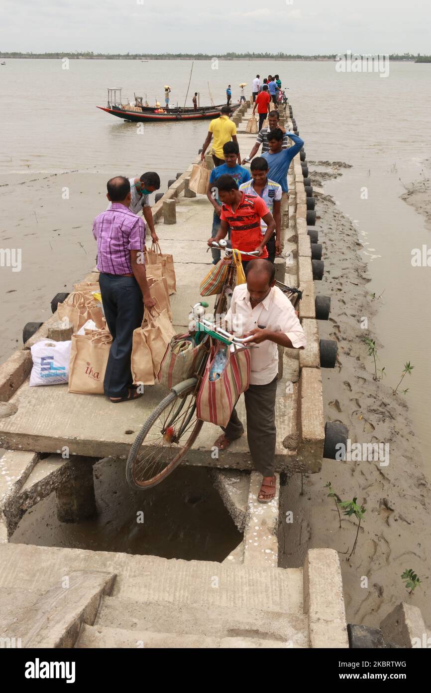 Passenger Walk crollo del molo durante il recente ciclone Amphan che devastò la regione, in Sunderban Island, India il 28 giugno 2020. Il ciclone Amphan ha ucciso più di 100 persone mentre il mese scorso ha devastato l'India orientale e il Bangladesh, appiattendo i villaggi, distruggendo le fattorie e lasciando milioni di persone senza elettricità. (Foto di Debajyoti Chakraborty/NurPhoto) Foto Stock