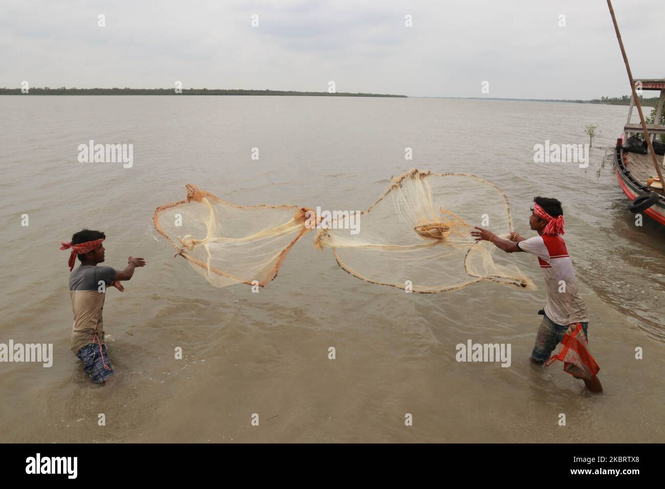 Il pescatore lancia la sua rete di pesci da in datta fiume, isola di Sunderban durante il recente ciclone Amphan che devastò la regione, in isola di Sunderban, India il 28 giugno 2020. Il ciclone Amphan ha ucciso più di 100 persone mentre il mese scorso ha devastato l'India orientale e il Bangladesh, appiattendo i villaggi, distruggendo le fattorie e lasciando milioni di persone senza elettricità. (Foto di Debajyoti Chakraborty/NurPhoto) Foto Stock