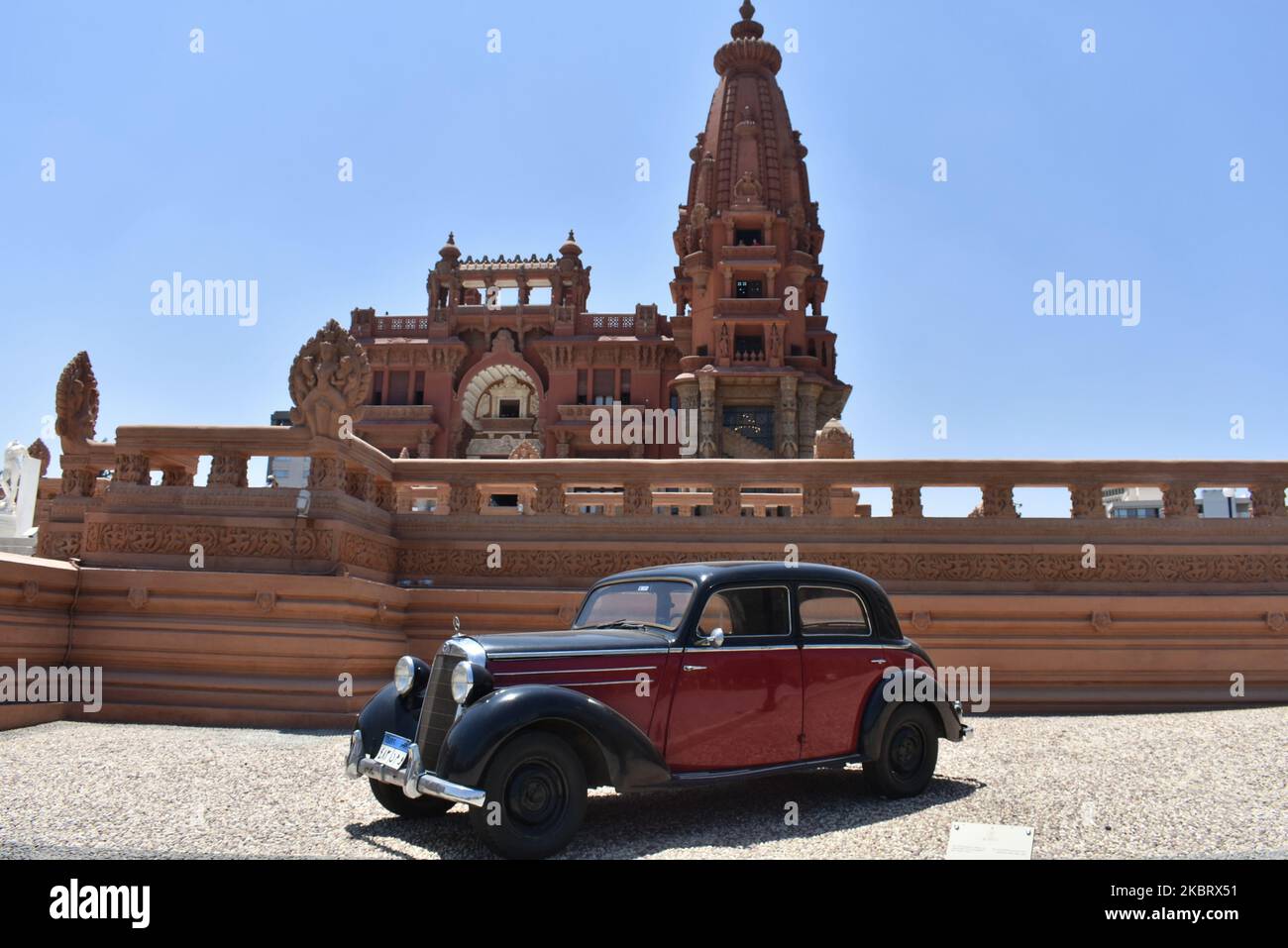 Una vista esterna del Barone Empain Palace dopo il processo di restauro e riapertura ai visitatori nel sobborgo Heliopolis, il Cairo, Egitto, 30 giugno 2020. (Foto di Ziad Ahmed/NurPhoto) Foto Stock