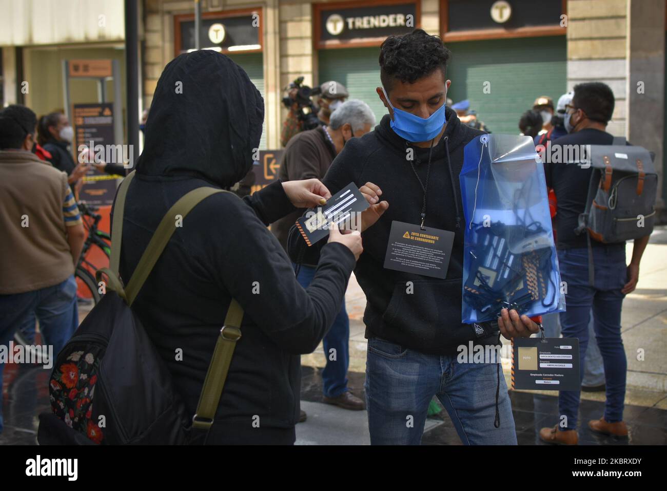 Un ragazzo dà i pass di ingresso ai suoi lavoratori su Madero Street il 30 giugno 2020 a Città del Messico, Messico. Città del Messico ha iniziato la graduale riapertura di alcune attività commerciali con giorni di lavoro scaglionati al 30% della loro capacità e con un calendario dalle 11am alle 5 per evitare spazi affollati. Anche tutte le stazioni della metropolitana sono state riaperte. (Foto di Guillermo GutiÃ©rrez/NurPhoto) Foto Stock