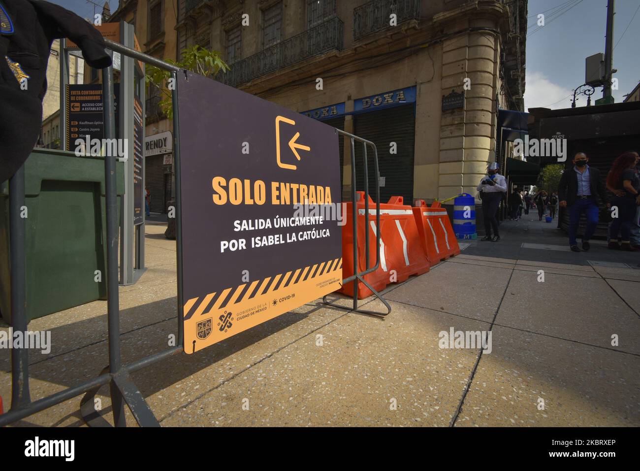 Cartello d'ingresso su Madero Street il 30 giugno 2020 a Città del Messico, Messico. Città del Messico ha iniziato la graduale riapertura di alcune attività commerciali con giorni di lavoro scaglionati al 30% della loro capacità e con un calendario dalle 11am alle 5 per evitare spazi affollati. Anche tutte le stazioni della metropolitana sono state riaperte. (Foto di Guillermo GutiÃ©rrez/NurPhoto) Foto Stock
