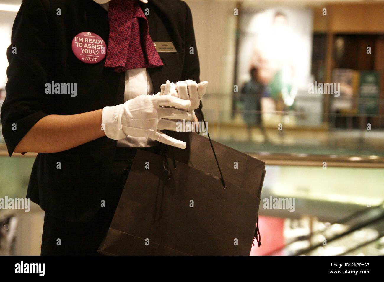 Ufficiale del centro commerciale che trasporta la borsa di carta, tieni d'occhio i visitatori che ancora usano la borsa di plastica in modo che possano essere cambiati con la borsa ecologica presso il centro commerciale Grand Indonesia, Jakarta, il 1 luglio 2020. Il governo di Giacarta ha iniziato a vietare l'uso di sacchetti di plastica usa e getta in tutti i centri commerciali, come centri commerciali, supermercati, bancarelle alimentari e mercati tradizionali. La politica mira a ridurre il numero di rifiuti di plastica, in particolare nella capitale Giacarta, che secondo i dati dell'Agenzia ambientale di Giacarta nel febbraio 2020, la produzione di rifiuti a Giacarta raggiunge le 7,600 tonnellate al giorno incluse Foto Stock