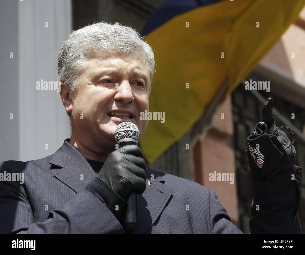 L'ex presidente ucraino Petro Poroshenko parla ai suoi sostenitori prima di un'audizione presso il tribunale del distretto di Pechersky a Kiev, in Ucraina, il 01 luglio 2020. L'ex presidente ucraino e il leader del partito "solidarietà europea” Petro Poroshenko è sospettato che nel 2018, con l'emissione di un presunto ordine penale, abbia persuaso un funzionario militare a superare la sua autorità ufficiale, come hanno riferito i media locali. (Foto di Str/NurPhoto) Foto Stock