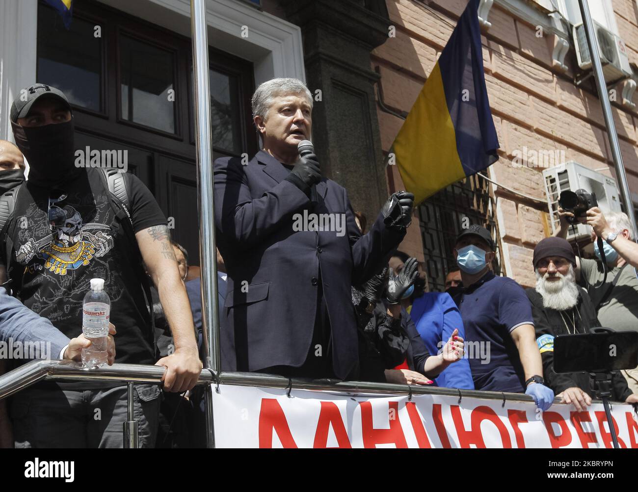 L'ex presidente ucraino Petro Poroshenko parla ai suoi sostenitori prima di un'audizione presso il tribunale del distretto di Pechersky a Kiev, in Ucraina, il 01 luglio 2020. L'ex presidente ucraino e il leader del partito "solidarietà europea” Petro Poroshenko è sospettato che nel 2018, con l'emissione di un presunto ordine penale, abbia persuaso un funzionario militare a superare la sua autorità ufficiale, come hanno riferito i media locali. (Foto di Str/NurPhoto) Foto Stock