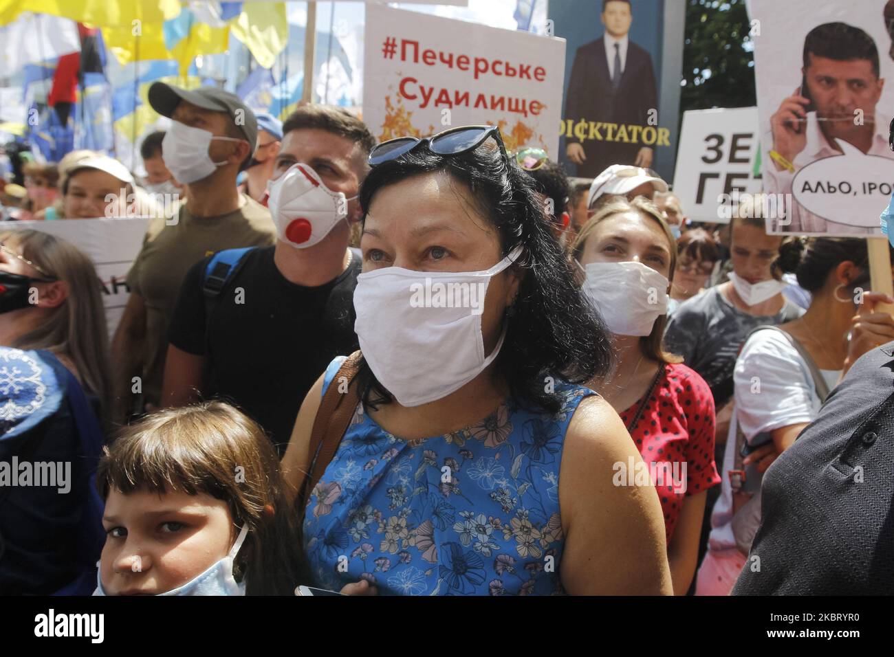 I sostenitori dell'ex presidente ucraino Petro Poroshenko partecipano a una protesta durante un'audizione presso il tribunale del distretto di Pechersky a Kiev, in Ucraina, il 01 luglio 2020. L'ex presidente ucraino e il leader del partito "solidarietà europea” Petro Poroshenko è sospettato che nel 2018, con l'emissione di un presunto ordine penale, abbia persuaso un funzionario militare a superare la sua autorità ufficiale, come hanno riferito i media locali. (Foto di Str/NurPhoto) Foto Stock