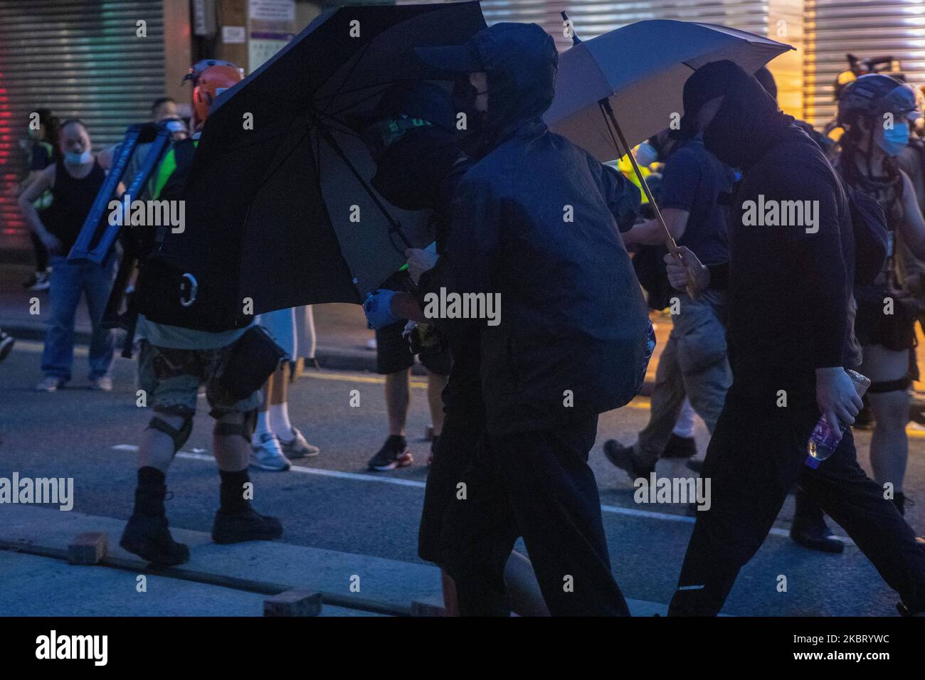 Molotov's sono visti prima che i manifestanti gettino uno ad un panificio di Maxims. Molotov potrebbe essere considerato un atto di terrorismo ai sensi della legge sulla sicurezza nazionale di Hong Kong, Cina, il 1 luglio 2020. (Foto di Simon Jankowski/NurPhoto) Foto Stock