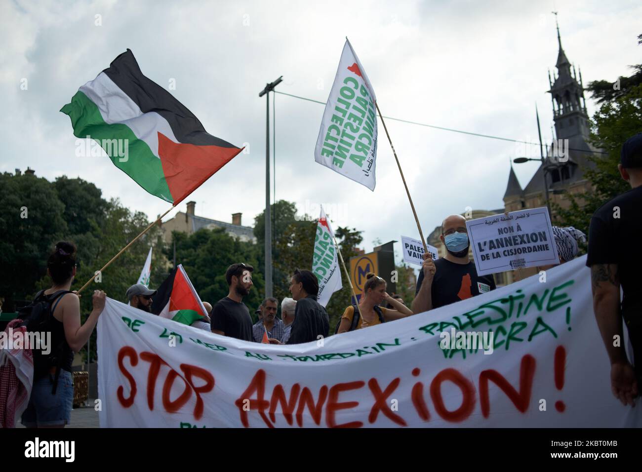 Il banner è "Stop to the annexion". I sostenitori della Palestina hanno organizzato un incontro a Tolosa contro l'annessione pianificata di parti della Cisgiordania e l'annessione totale della Valle del Giordano da parte del governo Netanyahu il 1st 2020 luglio. Netanyahu ha dichiarato di seguire il piano di pace Trump-Kushner in Israele/Palestina. Tuttavia, la maggior parte dei paesi delle Nazioni Unite si oppongono a questa mossa sul piano giuridico.i simpatizzanti della Palestina promuovono anche il movimento BDS (Boycot, Desinvest, sanzione) che è legale in Francia da una decisione della Corte di giustizia europea. Tolosa. Francia. Luglio 1st 2020. (Foto di Alain Pitton/NurPhoto Foto Stock