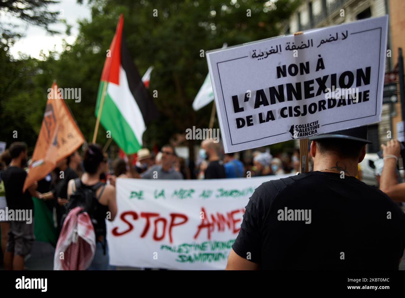 Il cartello recita "No all'annessione della Cisgiordania”. I sostenitori della Palestina hanno organizzato un incontro a Tolosa contro l'annessione pianificata di parti della Cisgiordania e l'annessione totale della Valle del Giordano da parte del governo Netanyahu il 1st 2020 luglio. Netanyahu ha dichiarato di seguire il piano di pace Trump-Kushner in Israele/Palestina. Tuttavia, la maggior parte dei paesi delle Nazioni Unite si oppongono a questa mossa sul piano giuridico.i simpatizzanti della Palestina promuovono anche il movimento BDS (Boycot, Desinvest, sanzione) che è legale in Francia da una decisione della Corte di giustizia europea. Tolosa. Francia. Luglio 1st 2020. (Foto di Alain Pitton Foto Stock