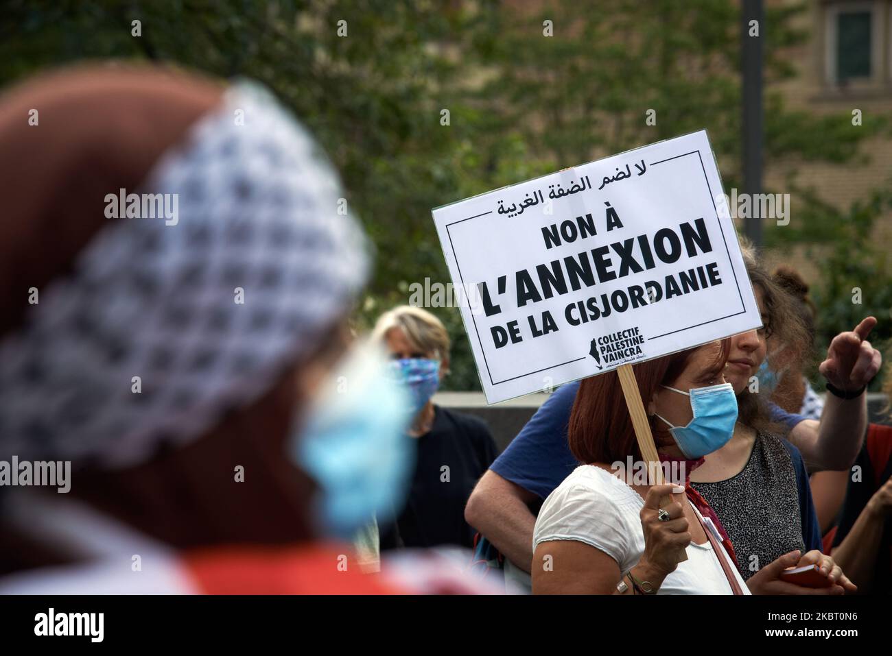 Il cartello recita "No all'annessione della Cisgiordania”. I sostenitori della Palestina hanno organizzato un incontro a Tolosa contro l'annessione pianificata di parti della Cisgiordania e l'annessione totale della Valle del Giordano da parte del governo Netanyahu il 1st 2020 luglio. Netanyahu ha dichiarato di seguire il piano di pace Trump-Kushner in Israele/Palestina. Tuttavia, la maggior parte dei paesi delle Nazioni Unite si oppongono a questa mossa sul piano giuridico.i simpatizzanti della Palestina promuovono anche il movimento BDS (Boycot, Desinvest, sanzione) che è legale in Francia da una decisione della Corte di giustizia europea. Tolosa. Francia. Luglio 1st 2020. (Foto di Alain Pitton Foto Stock