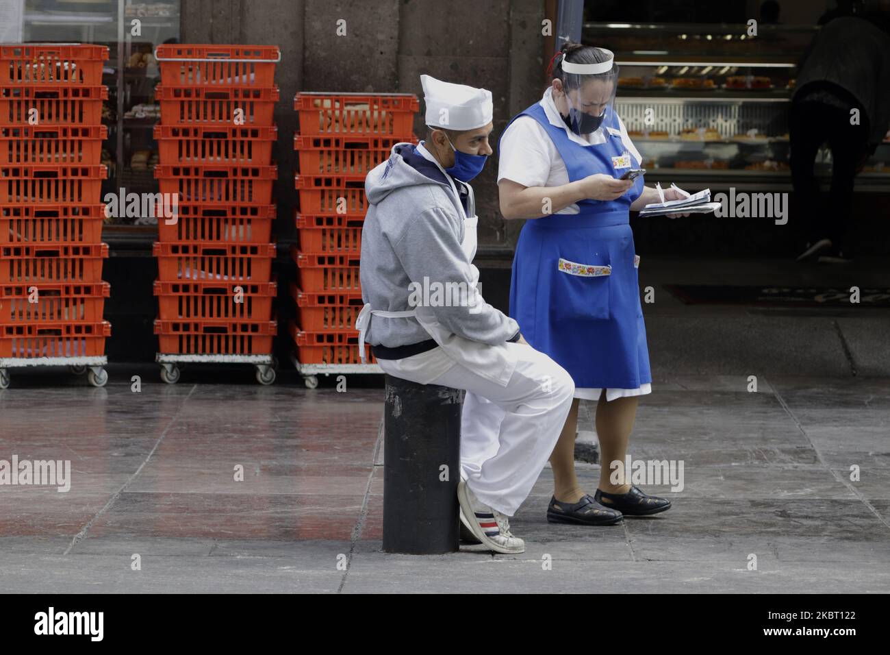 Semaforo rosso-arancione , Città del Messico, Salute, emergenza sanitaria, HTH, HUM, Coronavirus, CDMX, COVID-19, strade, Zócalo, lunghezza intera, piccolo gruppo di persone. (Foto di Gerardo Vieyra/NurPhoto) Foto Stock