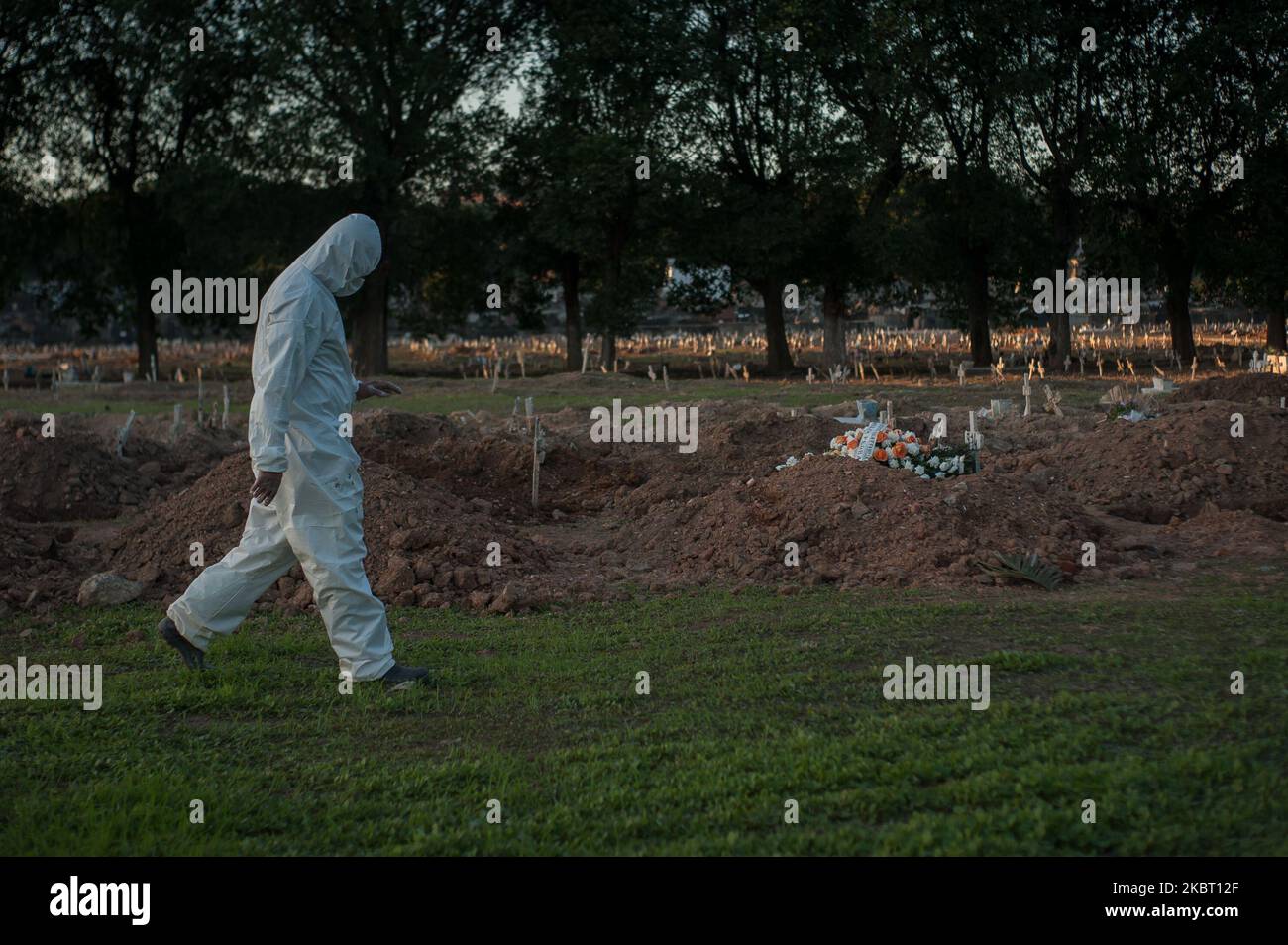 Gli agenti del servizio funerario (Gravediggers) che utilizzano dispositivi di protezione individuale (PPE) eseguono la sepoltura in una tomba poco profonda nel cimitero di Caju, nella città di Rio de Janeiro, Brasile il 29 maggio 2020. Il Brasile registra 60.000 (sessantamila) morti causate dal COVID-19 (coronavirus). (Foto di Allan Carvalho/NurPhoto) Foto Stock