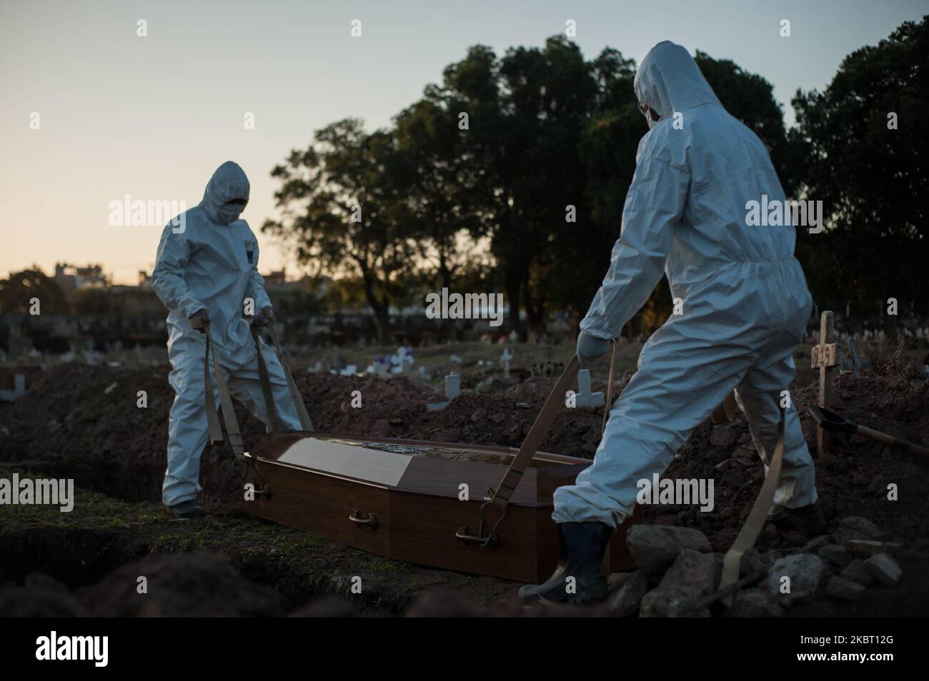 Gli agenti del servizio funerario (Gravediggers) che utilizzano dispositivi di protezione individuale (PPE) eseguono la sepoltura in una tomba poco profonda nel cimitero di Caju, nella città di Rio de Janeiro, Brasile il 29 maggio 2020. Il Brasile registra 60.000 (sessantamila) morti causate dal COVID-19 (coronavirus). (Foto di Allan Carvalho/NurPhoto) Foto Stock