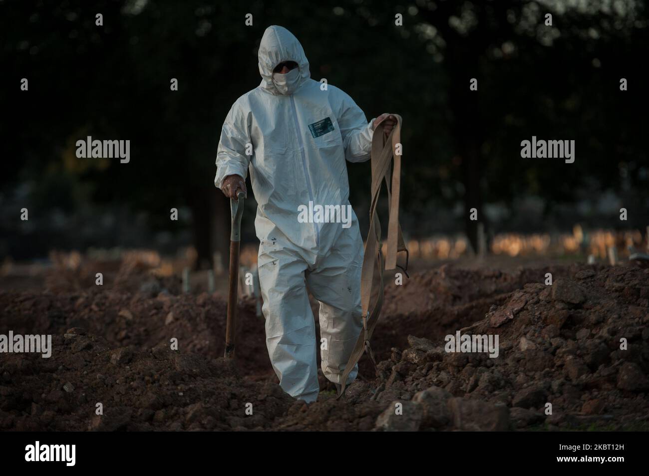 Gli agenti del servizio funerario (Gravediggers) che utilizzano dispositivi di protezione individuale (PPE) eseguono la sepoltura in una tomba poco profonda nel cimitero di Caju, nella città di Rio de Janeiro, Brasile il 29 maggio 2020. Il Brasile registra 60.000 (sessantamila) morti causate dal COVID-19 (coronavirus). (Foto di Allan Carvalho/NurPhoto) Foto Stock