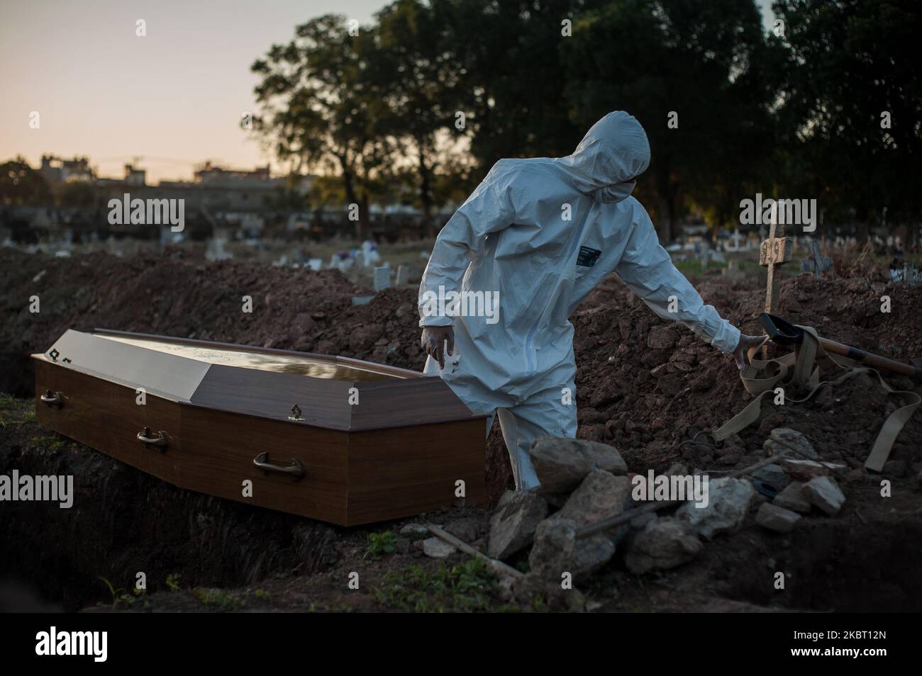 Gli agenti del servizio funerario (Gravediggers) che utilizzano dispositivi di protezione individuale (PPE) eseguono la sepoltura in una tomba poco profonda nel cimitero di Caju, nella città di Rio de Janeiro, Brasile il 29 maggio 2020. Il Brasile registra 60.000 (sessantamila) morti causate dal COVID-19 (coronavirus). (Foto di Allan Carvalho/NurPhoto) Foto Stock