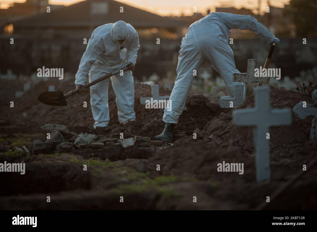 Gli agenti del servizio funerario (Gravediggers) che utilizzano dispositivi di protezione individuale (PPE) eseguono la sepoltura in una tomba poco profonda nel cimitero di Caju, nella città di Rio de Janeiro, Brasile il 29 maggio 2020. Il Brasile registra 60.000 (sessantamila) morti causate dal COVID-19 (coronavirus). (Foto di Allan Carvalho/NurPhoto) Foto Stock