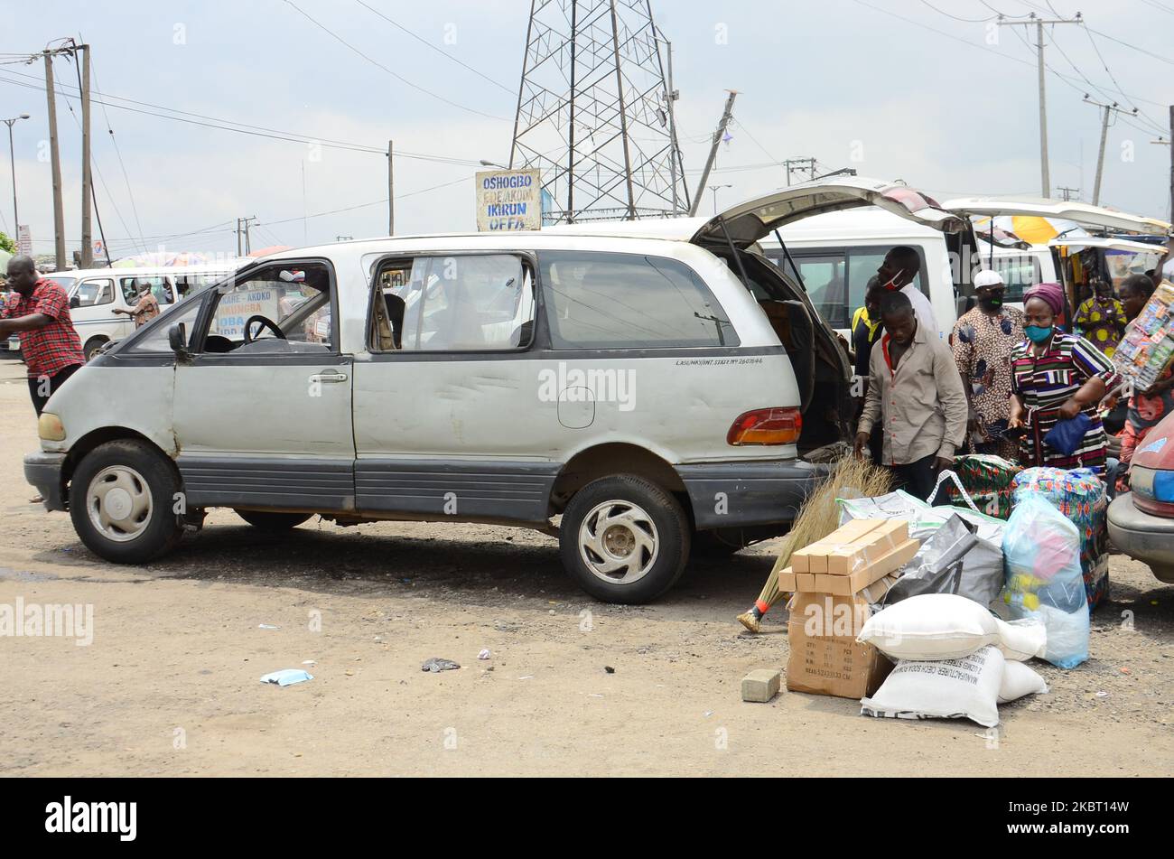 I viaggiatori che arrivano al terminal degli autobus OPEBI/Onigbongbo, ramo B Owena Park, Ojota, a Lagos, Nigeria, il 1 luglio 2020. (Foto di Olukayode Jaiyeola/NurPhoto) Foto Stock