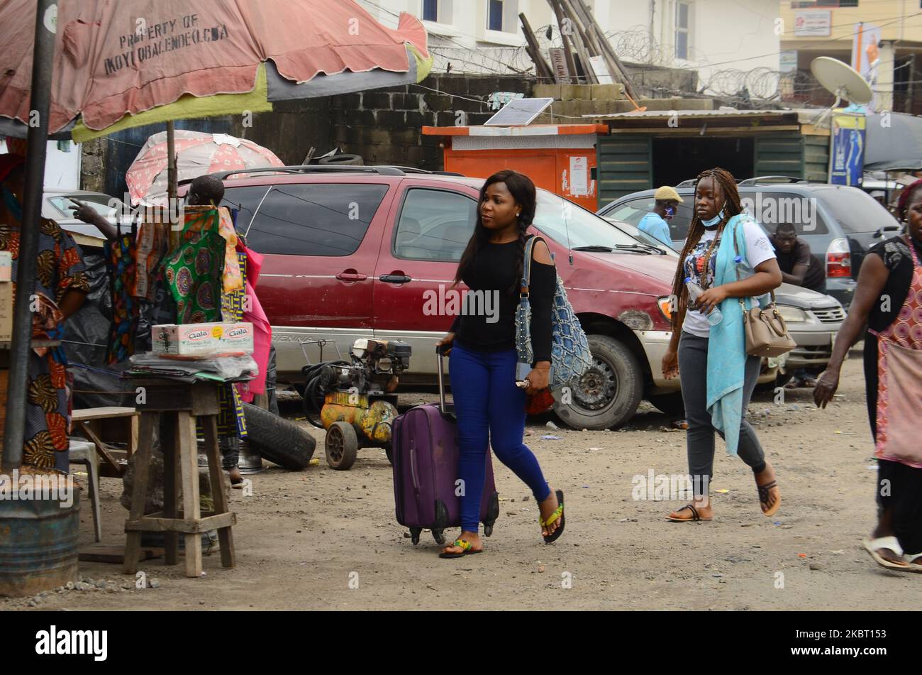 I viaggiatori che arrivano al terminal degli autobus OPEBI/Onigbongbo, ramo B Owena Park, Ojota, a Lagos, Nigeria, il 1 luglio 2020. (Foto di Olukayode Jaiyeola/NurPhoto) Foto Stock