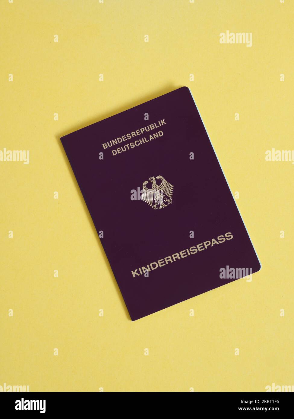 Il passaporto tedesco della gioventù biometrico rosso Bordeaux copre il Reisepass (Bundesadler), un documento d'identità o una prova della cittadinanza dell'Unione europea per i viaggi internazionali Foto Stock