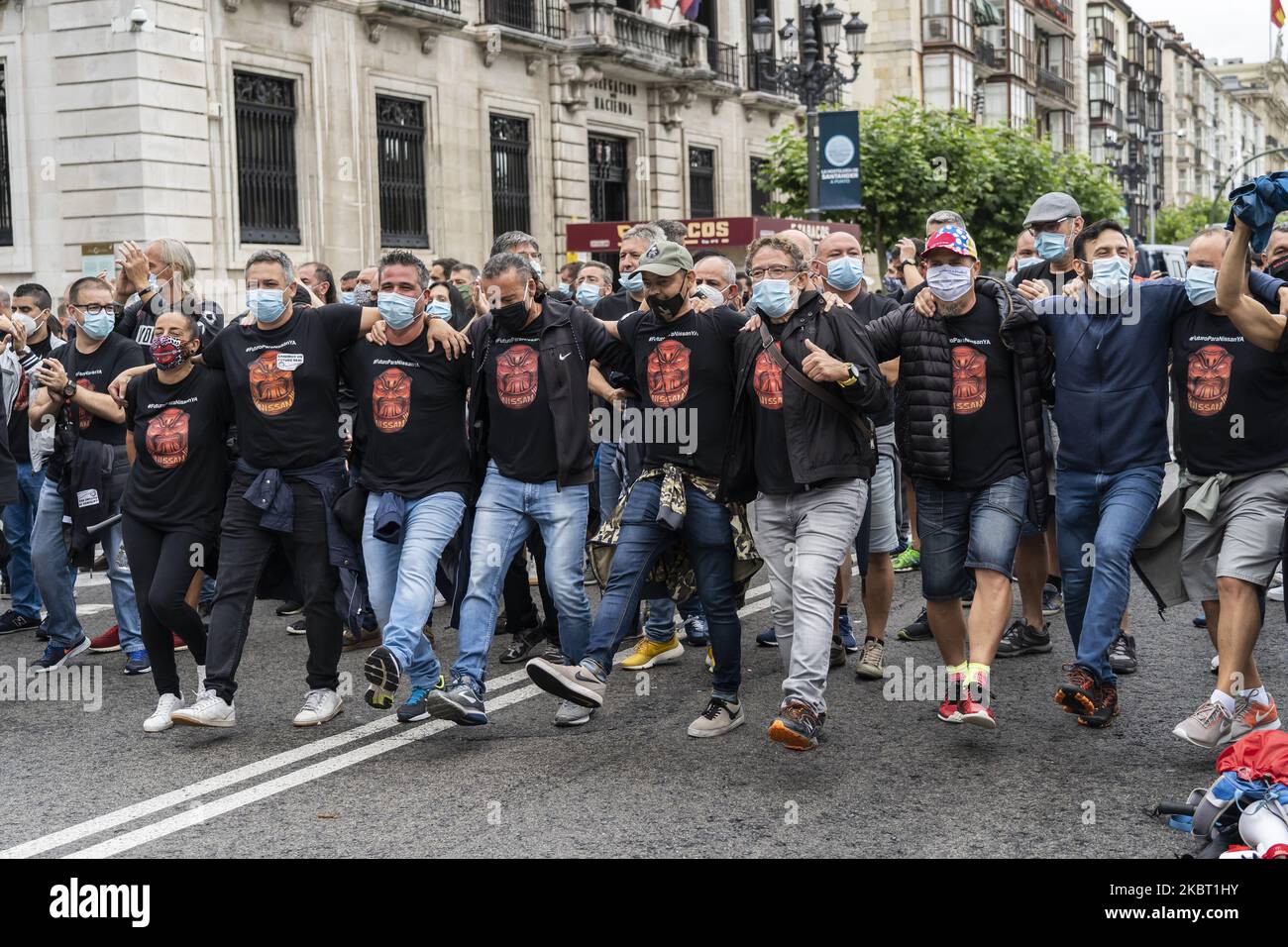 I dipendenti della fabbrica Nissan di Barcellona che hanno fatto una coreografia durante la dimostrazione che ha avuto luogo nel centro della città di Santander, Spagna, il 2 luglio 2020. I lavoratori di Nissan Barcellona (azienda dedicata alla produzione di automobili) hanno trasferito la loro protesta questo giovedì a Santander, una città che si trova a 800 chilometri di distanza, dove hanno dimostrato e hanno chiesto il sostegno delle istituzioni per difendere i loro posti di lavoro. (Foto di Joaquin Gomez Sastre/NurPhoto) Foto Stock