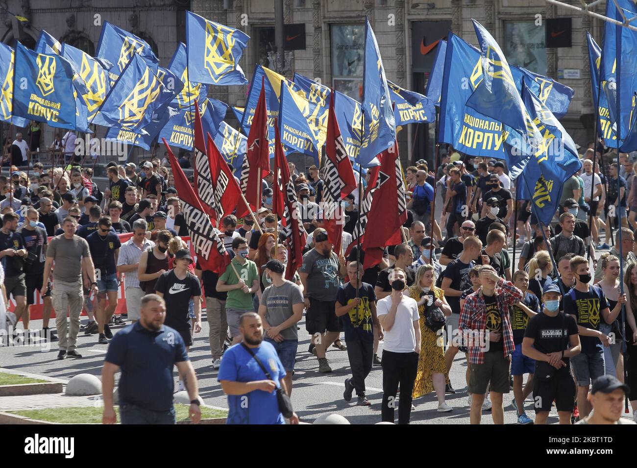 Gli attivisti di estrema destra ucraini del partito politico 'corpo Nazionale' e i loro sostenitori prendono parte a un raduno chiamato 'domanda della Nazione - divieto di organizzazioni pro-russe' con il divieto di domanda di partiti pro-russi a Kiev, Ucraina, il 02 luglio 2020. (Foto di Str/NurPhoto) Foto Stock